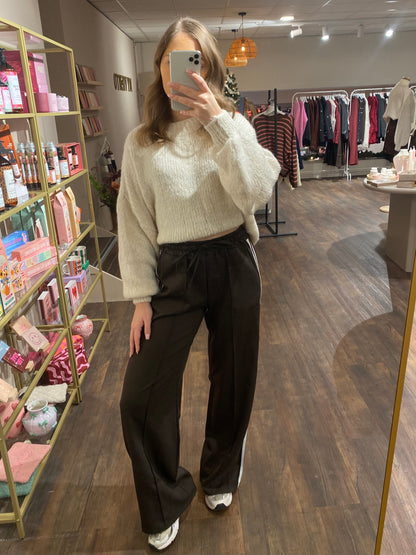 Comfy dames broek in donkerbruin met witte strepen.