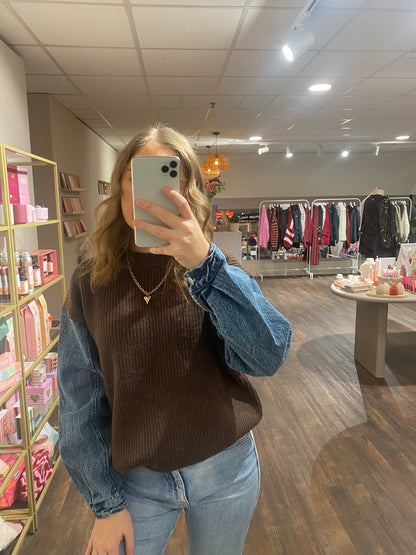 Gebreide bruine trui met spijkermouwen, opvallende fashion look.