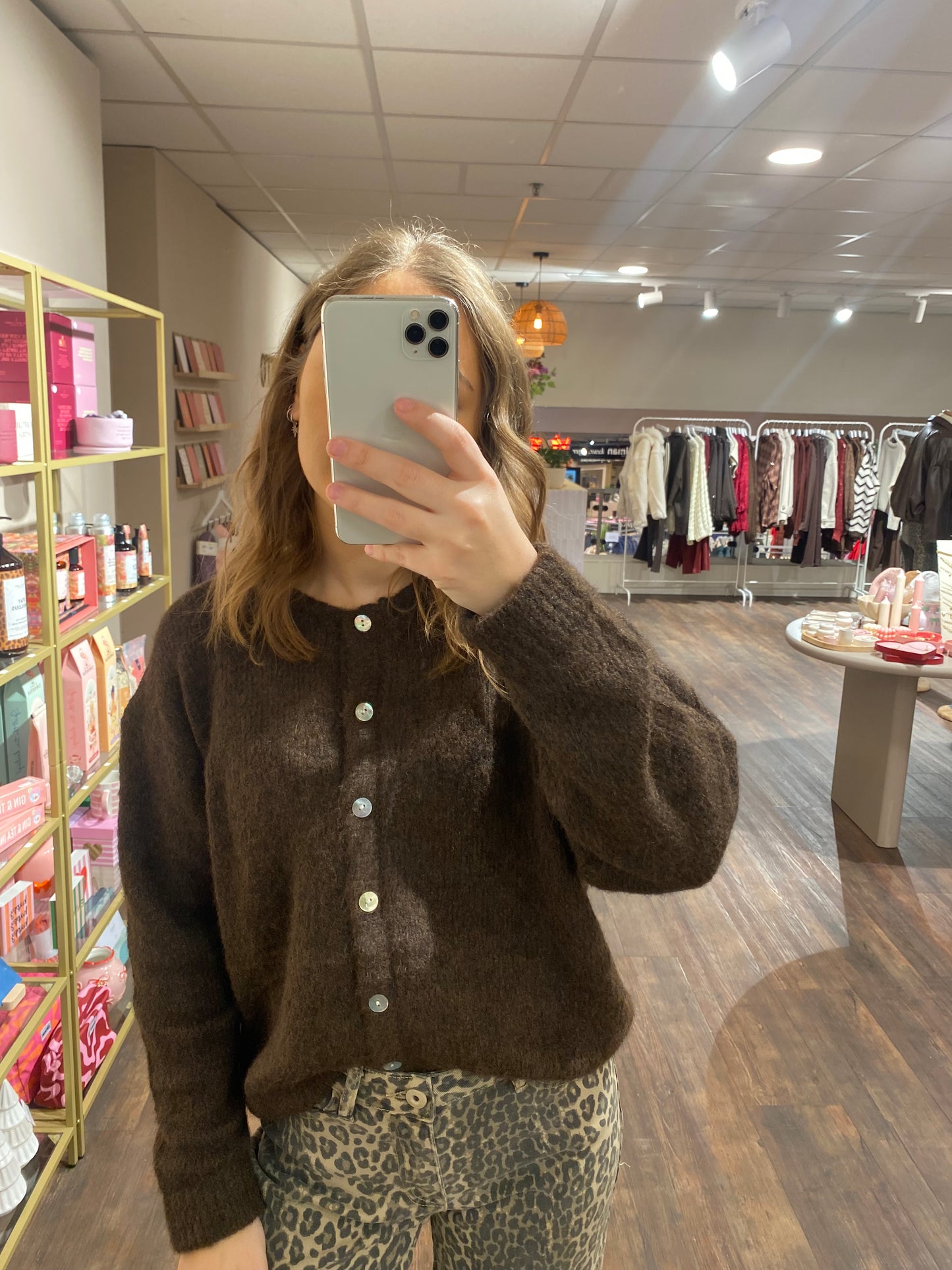 Zachte chocoladebruine knit cardigan, trendy en comfortabel.