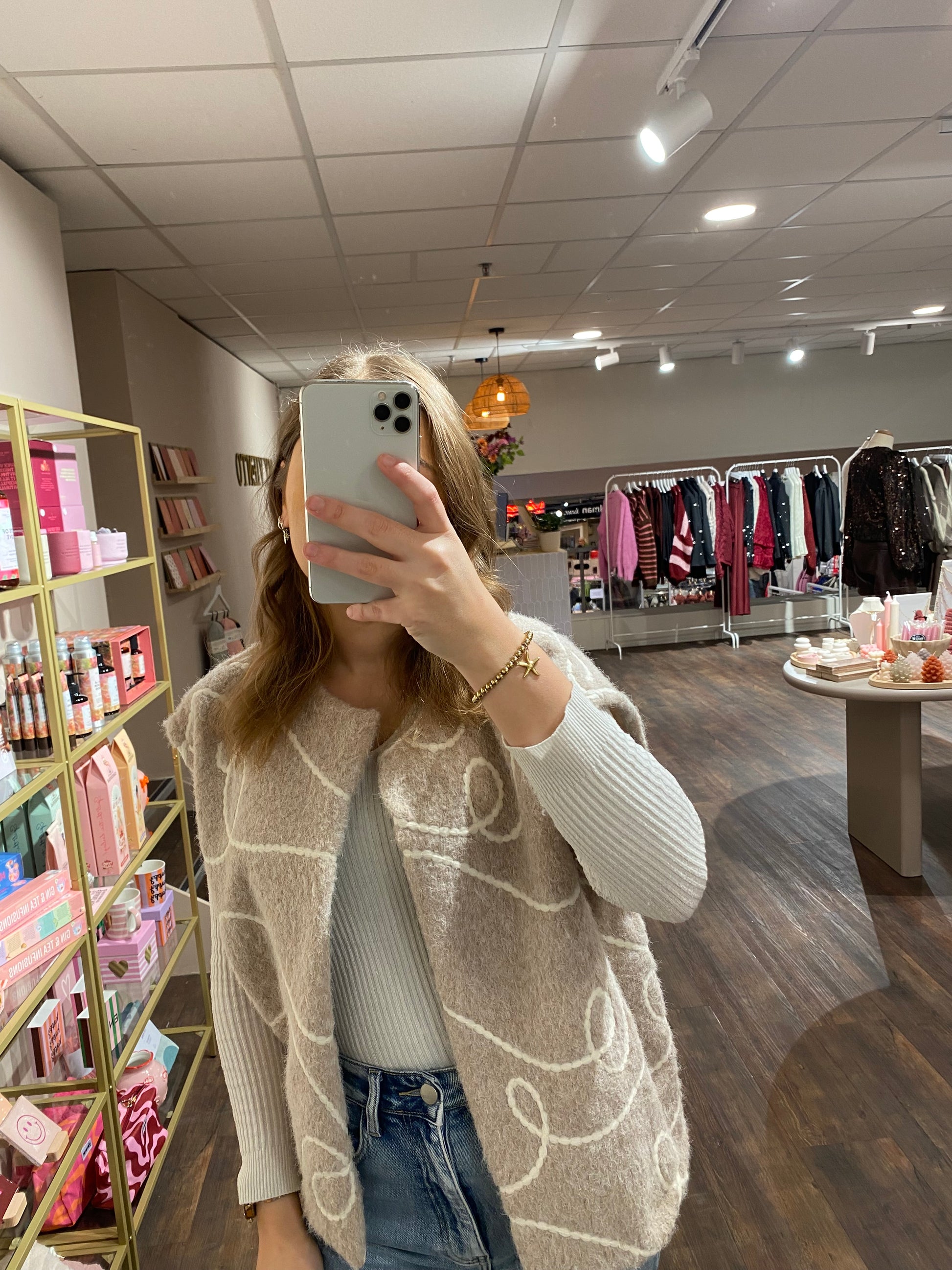 Gilet in beige met subtiele witte swirl print, casual-chic look.