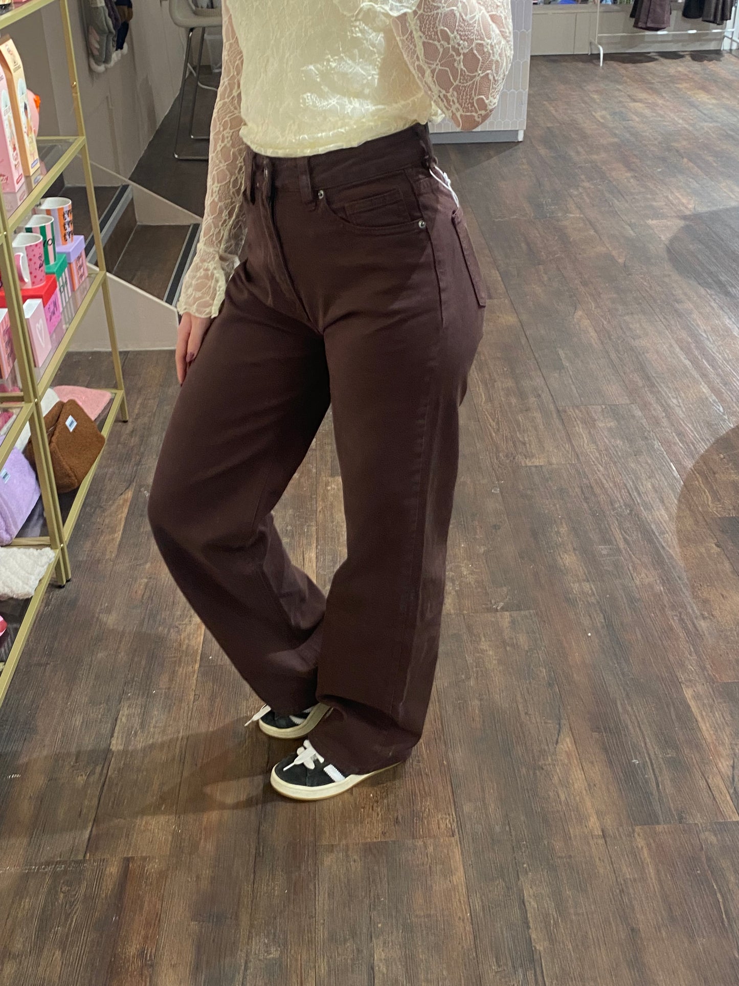 High waist jeans in bruine trendkleur met straight leg fit.