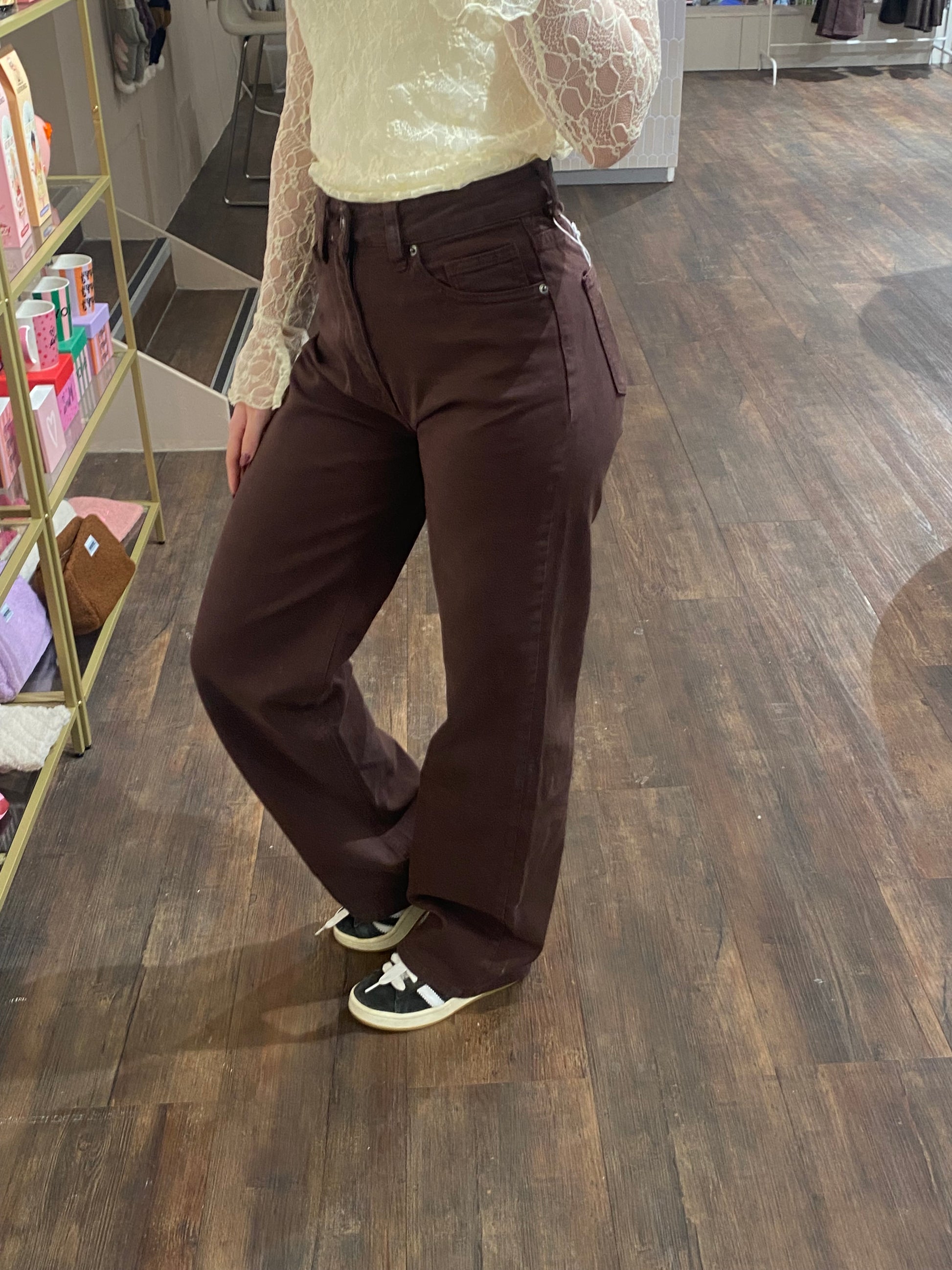 High waist jeans in bruine trendkleur met straight leg fit.