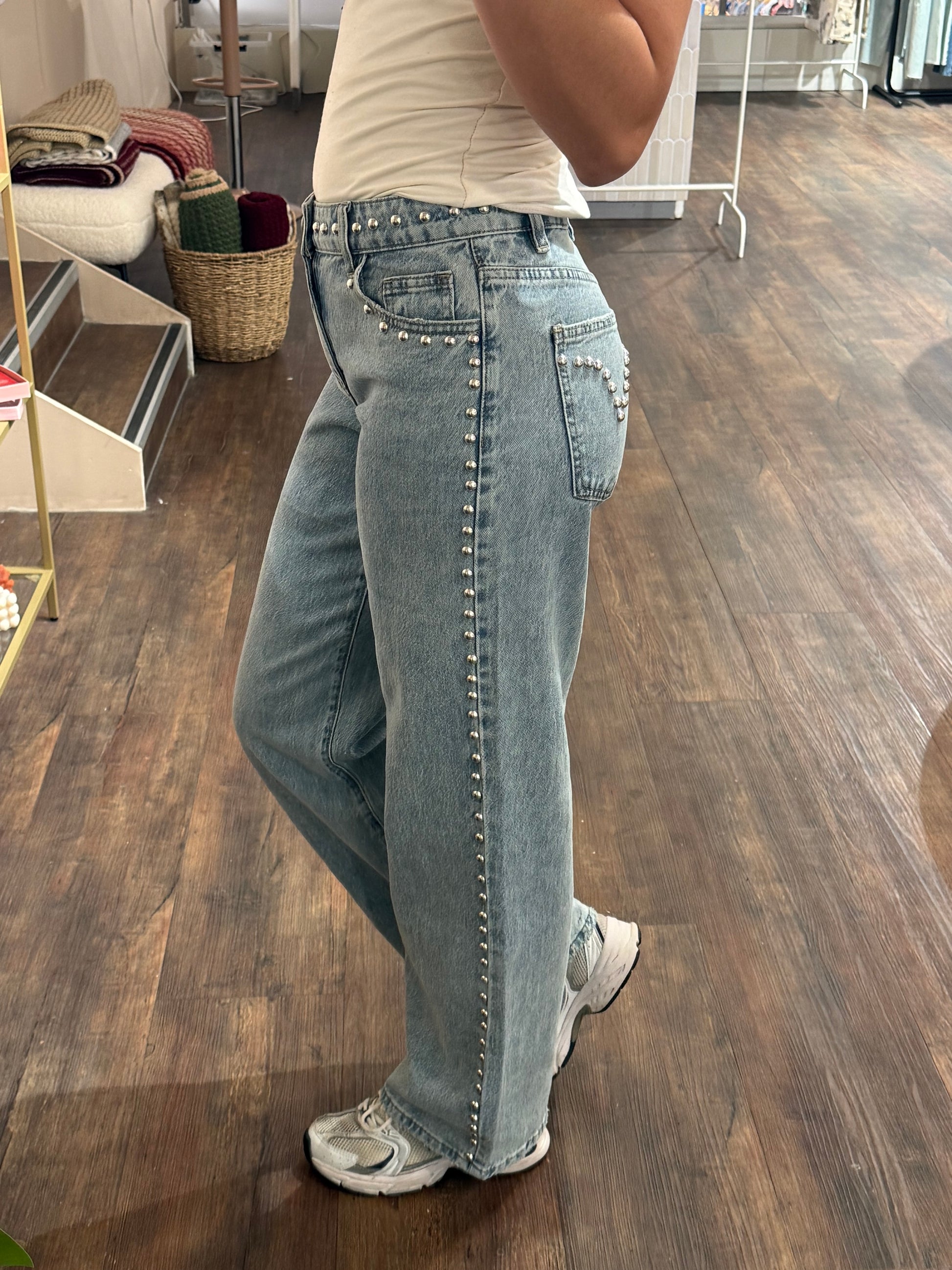 Jeans met studs voor een opvallende outfit.  