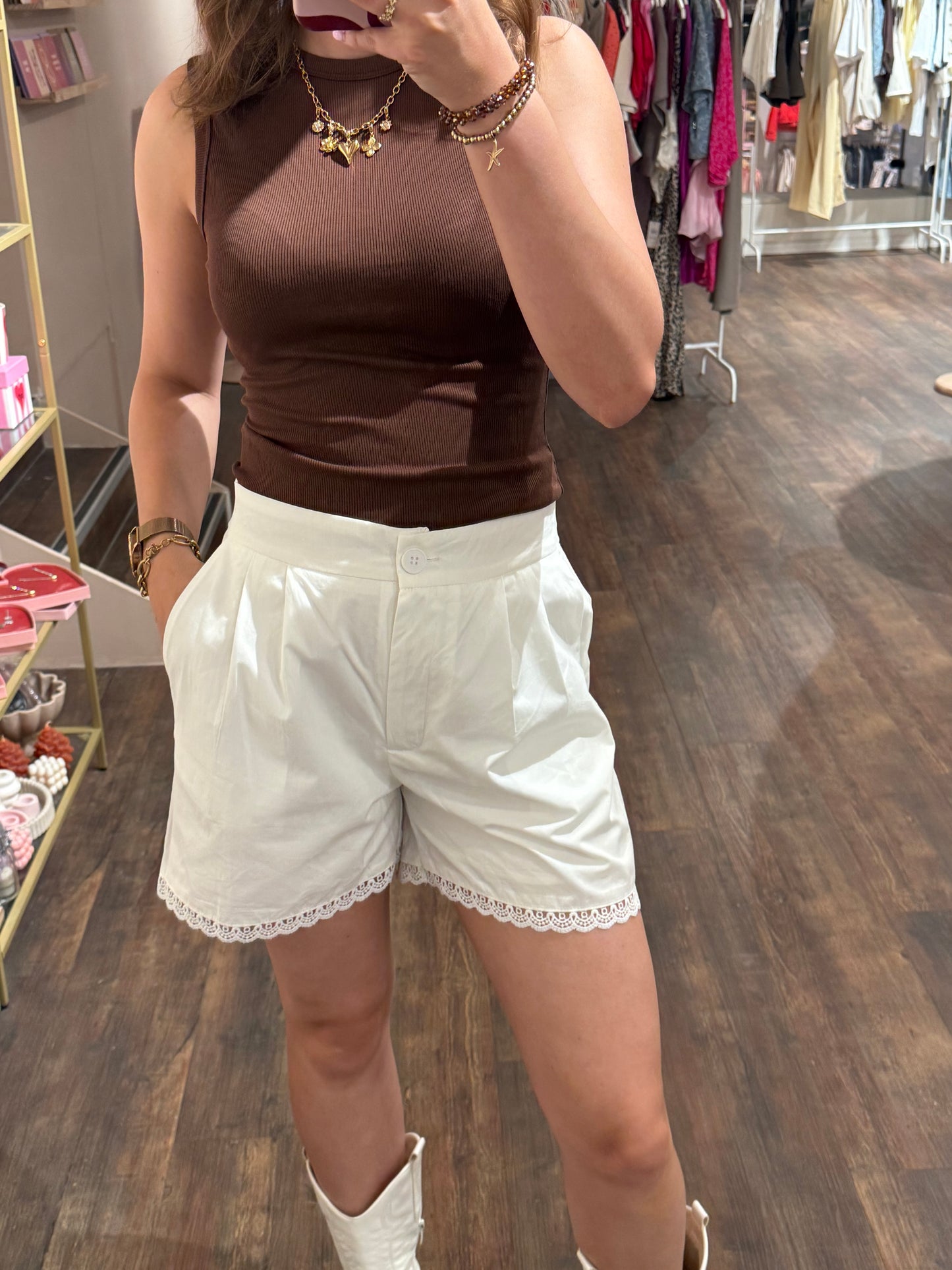 Dames short met kanten details 