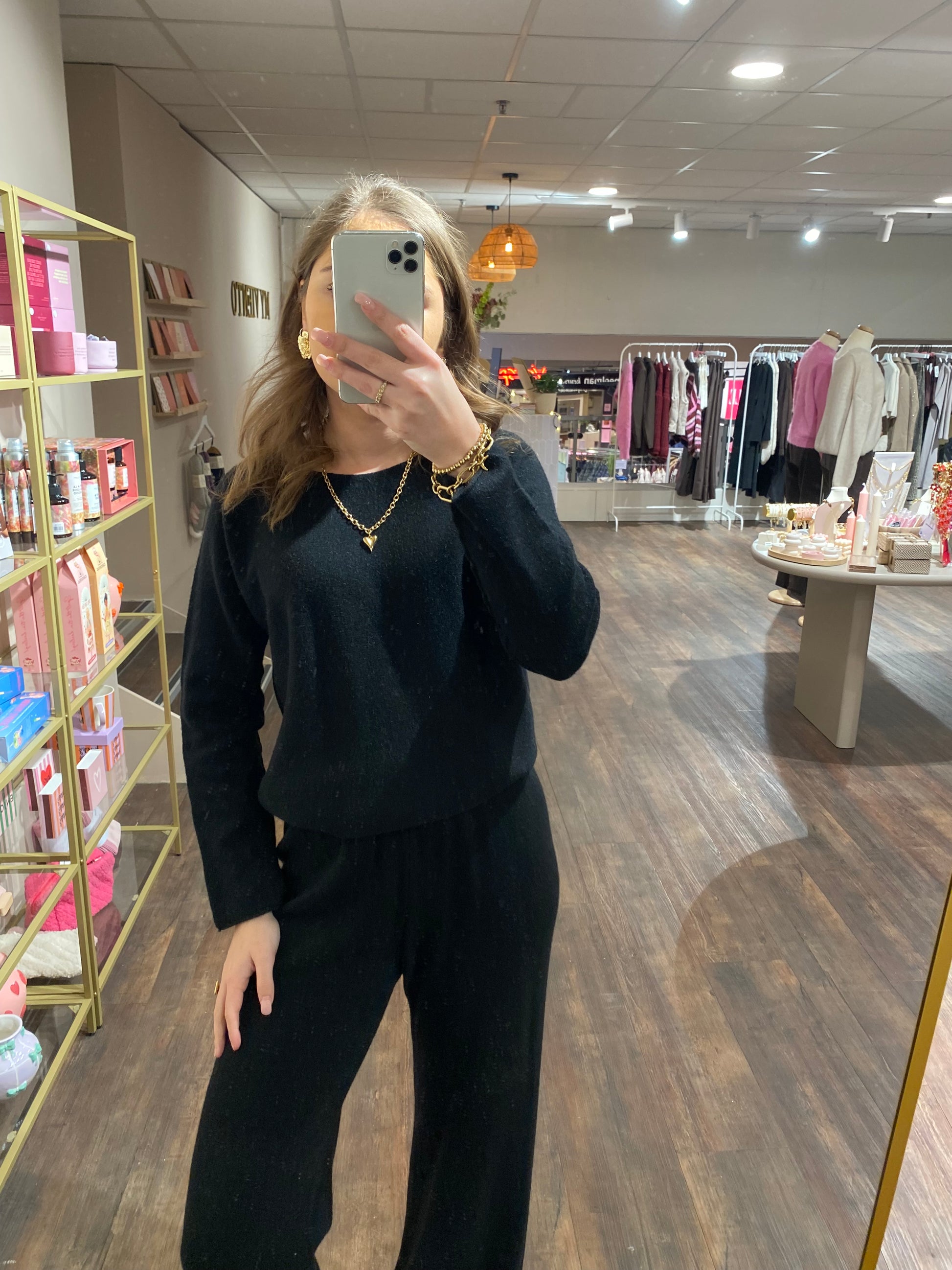 Dames lounge set in zwart, perfect voor thuis en casual wear.