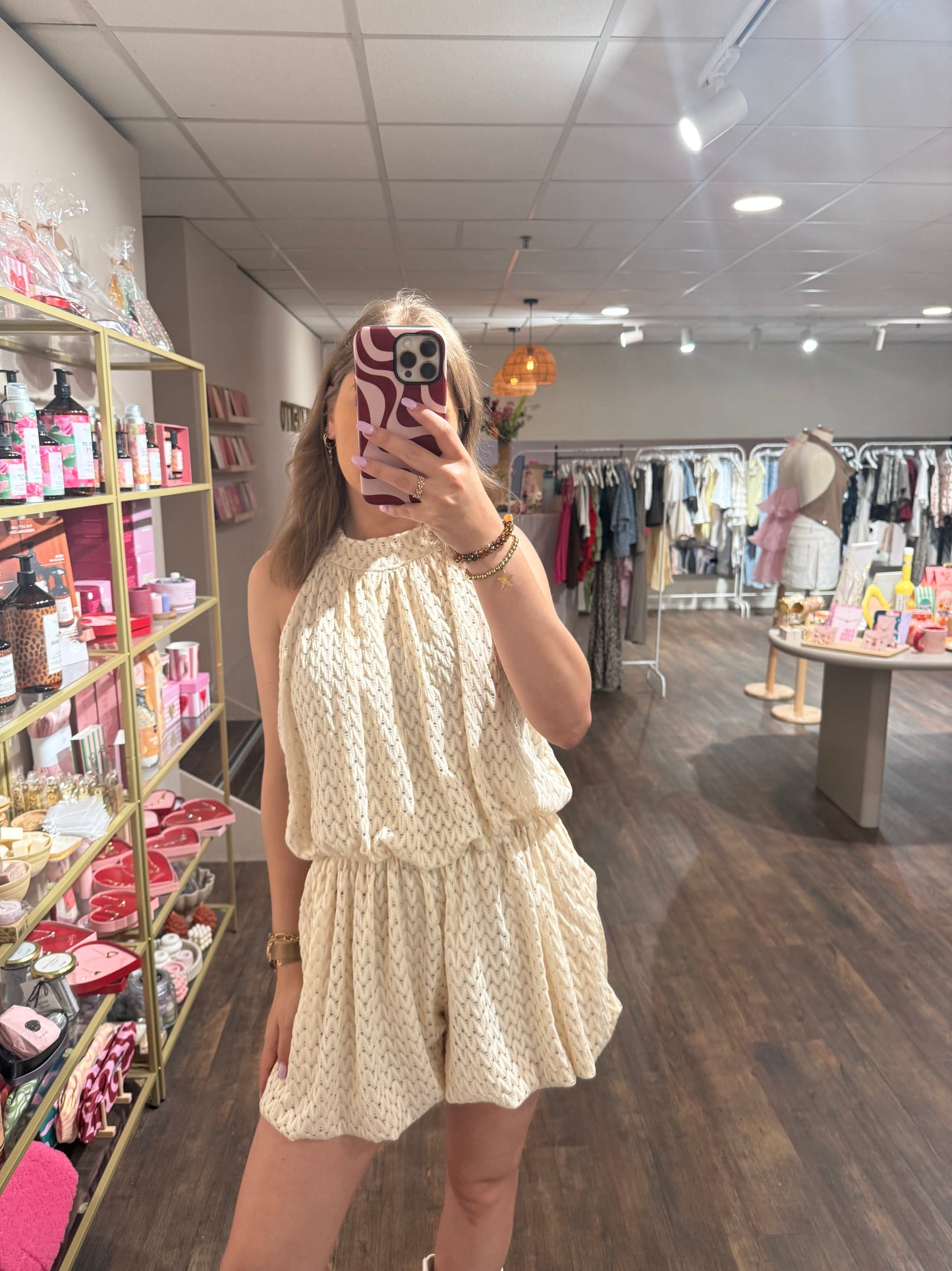 Gehaakte playsuit die casual of chic te dragen is 