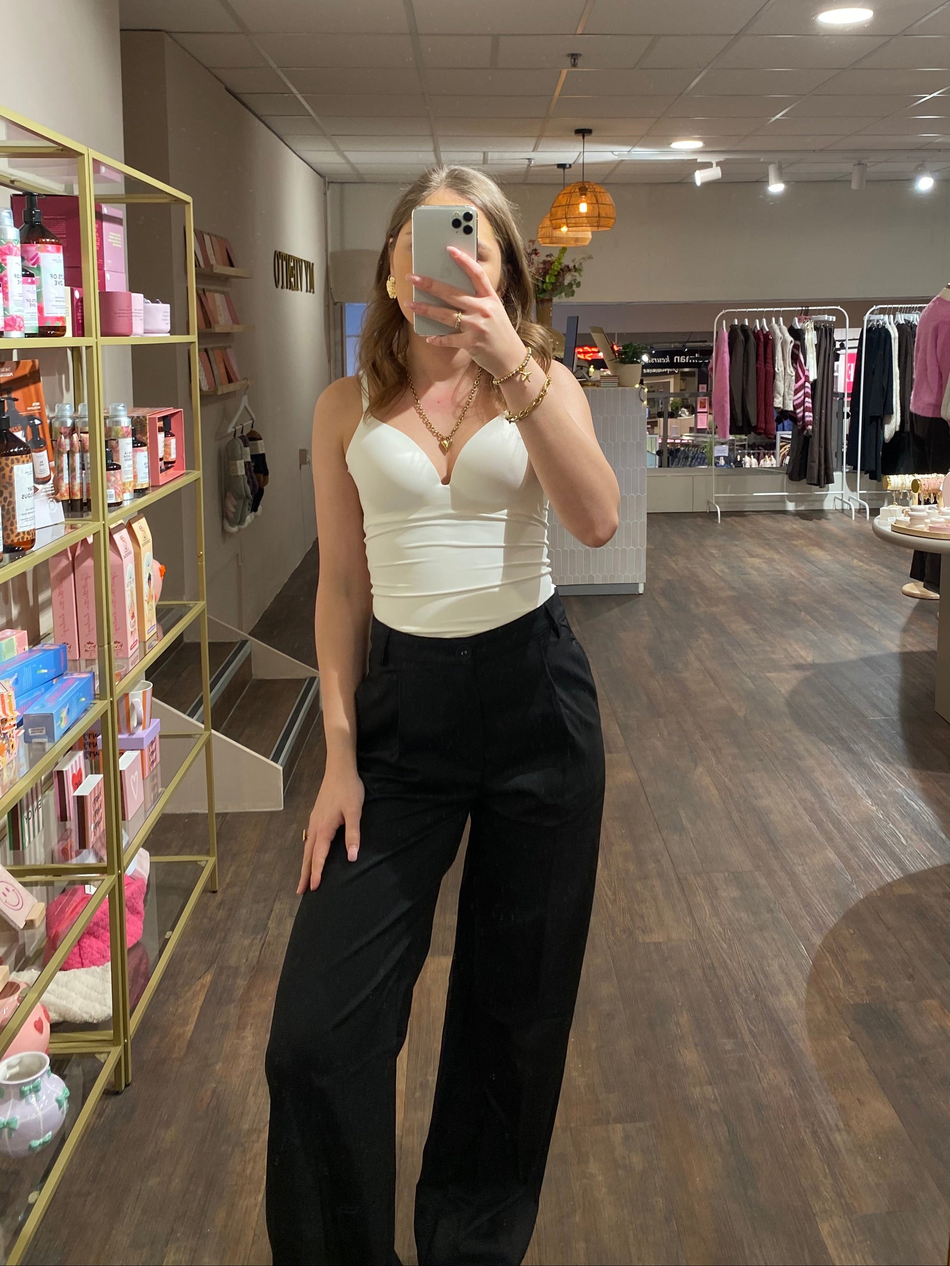 Naadloze shapewear body voor een glad silhouet onder kleding.