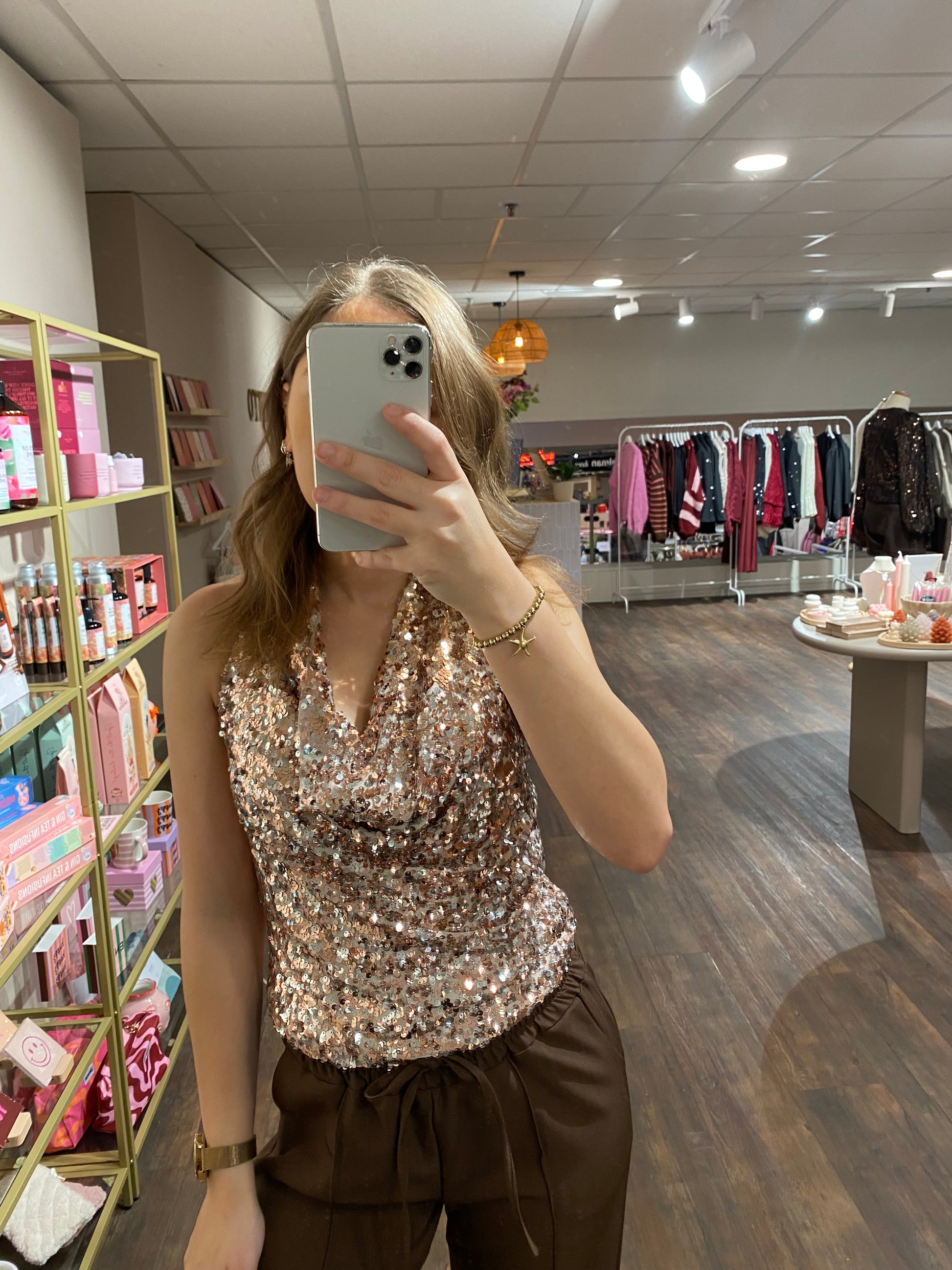 Feestelijke champagne top met pailletten en halter model.