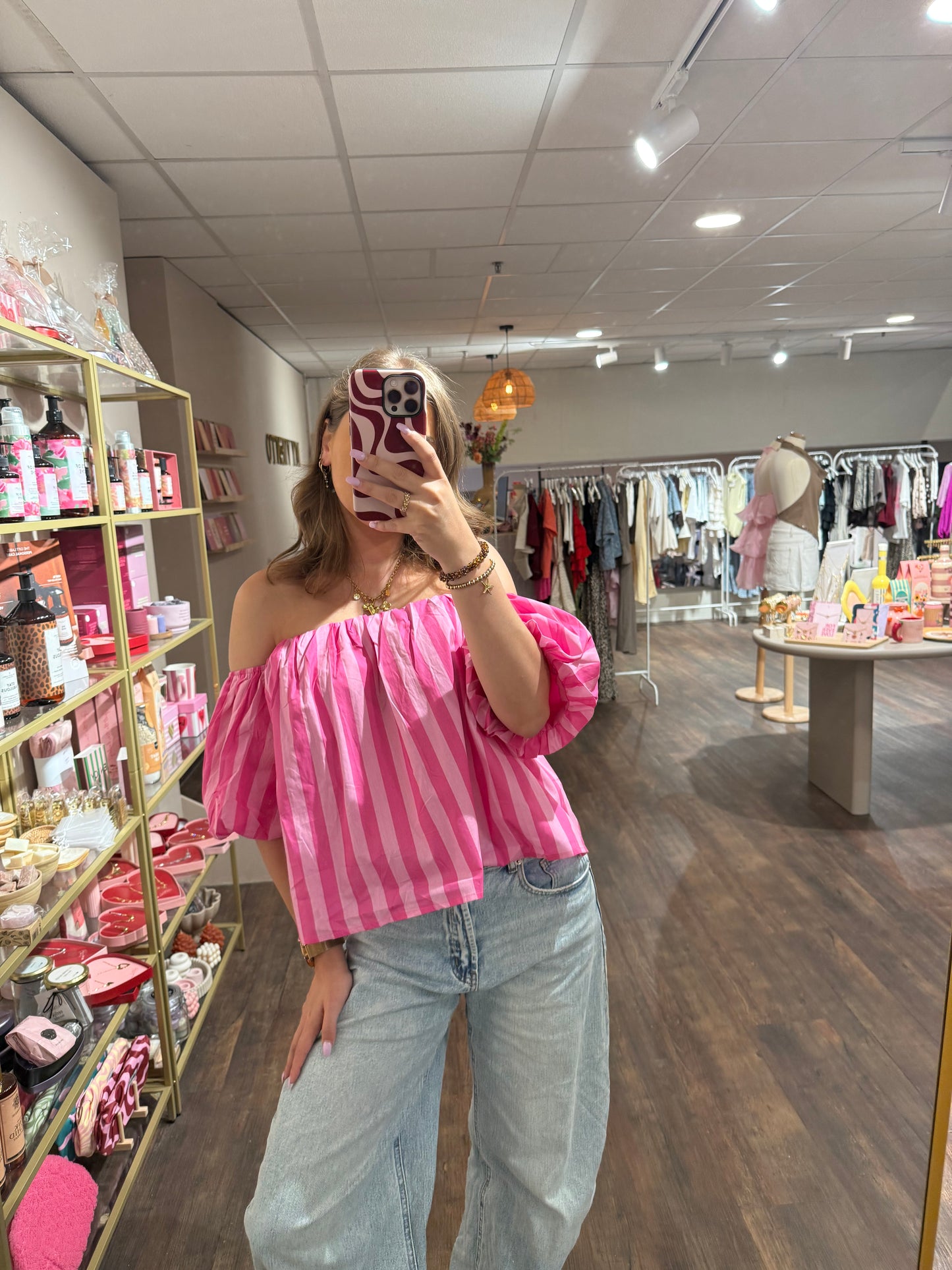 Roze top met blote schouders