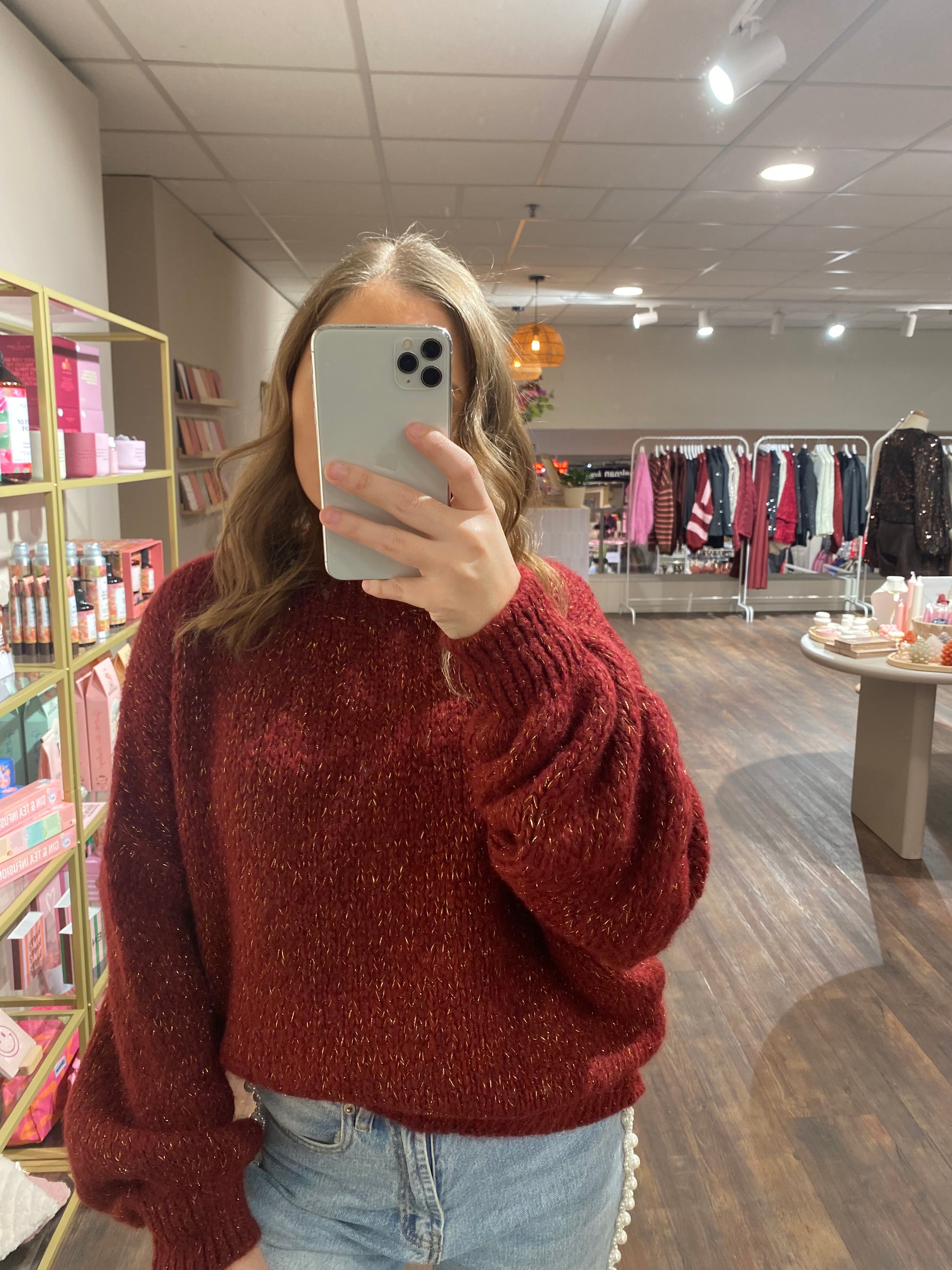 Comfy bordeaux knit met glitterende gouden draad.