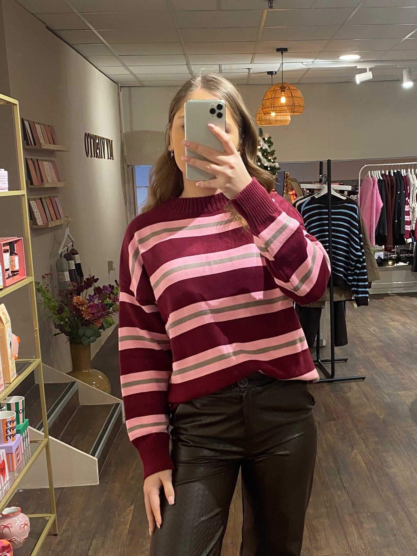 Zachte dames trui met burgundy en roze strepen.