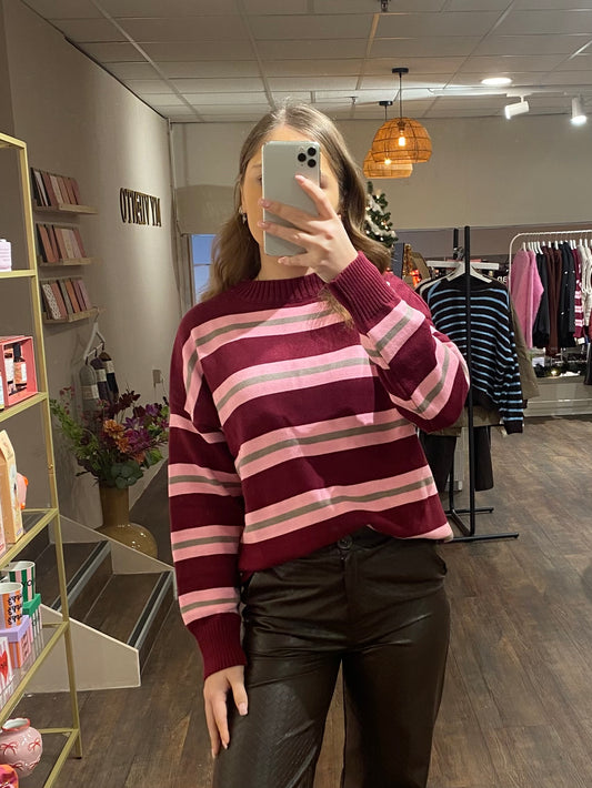 Zachte dames trui met burgundy en roze strepen.
