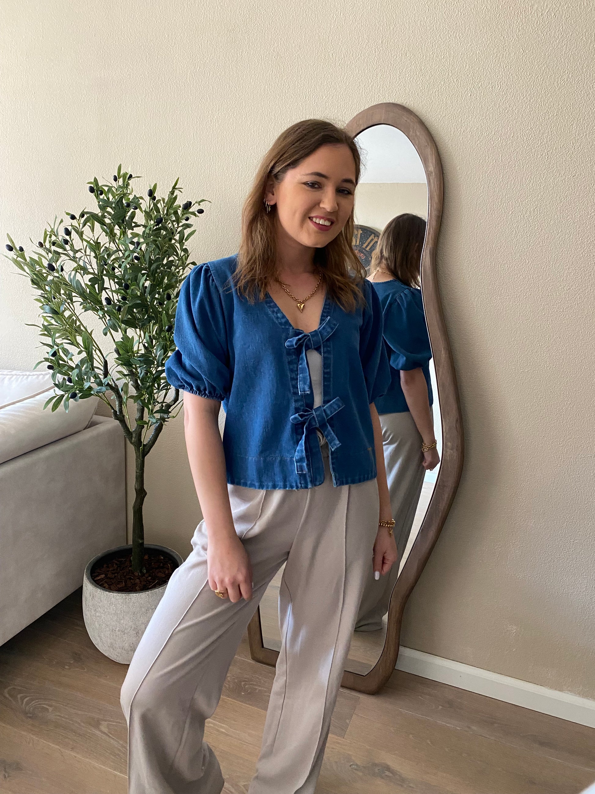 Voorjaarslook met denim top met strikjes – stijlvol en fris.