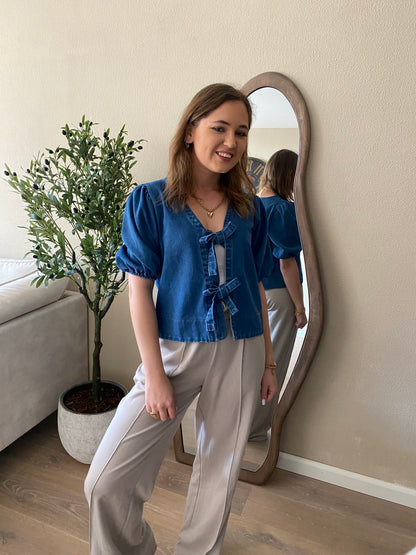 Voorjaarslook met denim top met strikjes – stijlvol en fris.