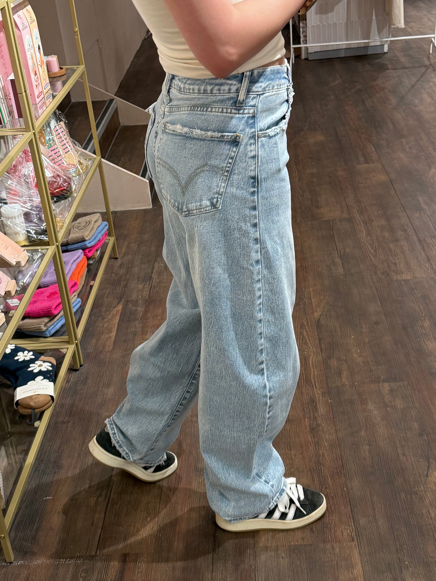 Trendy jeans met destroyed details.