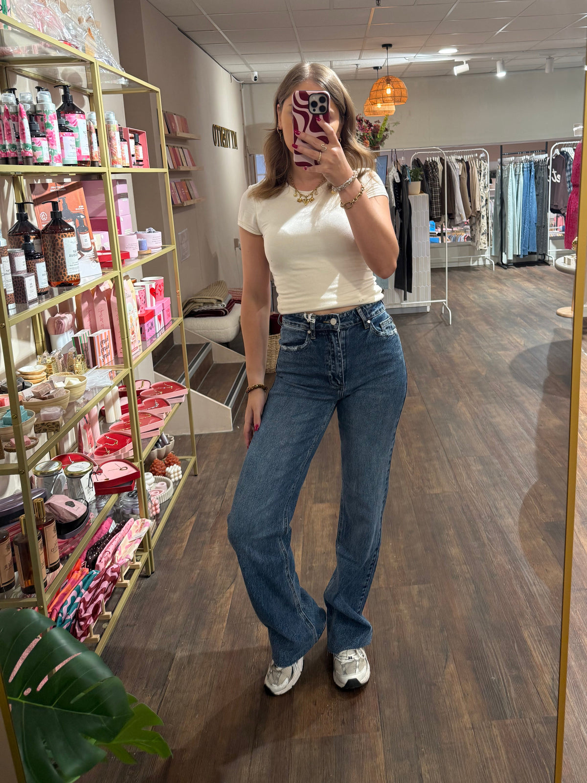 Tall jeans met ruffle detail aan de onderkant.  