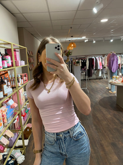 Dubbelgevoerde roze top die niet doorschijnt en prettig draagt.