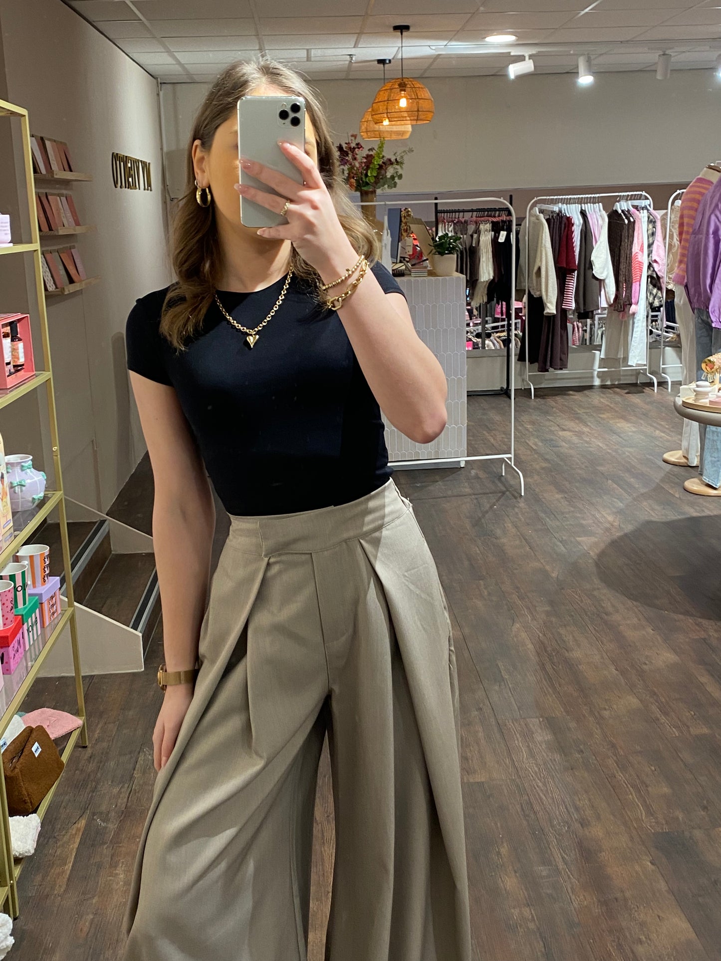 Stretch zwart shirt met korte mouwen van zachte stof.