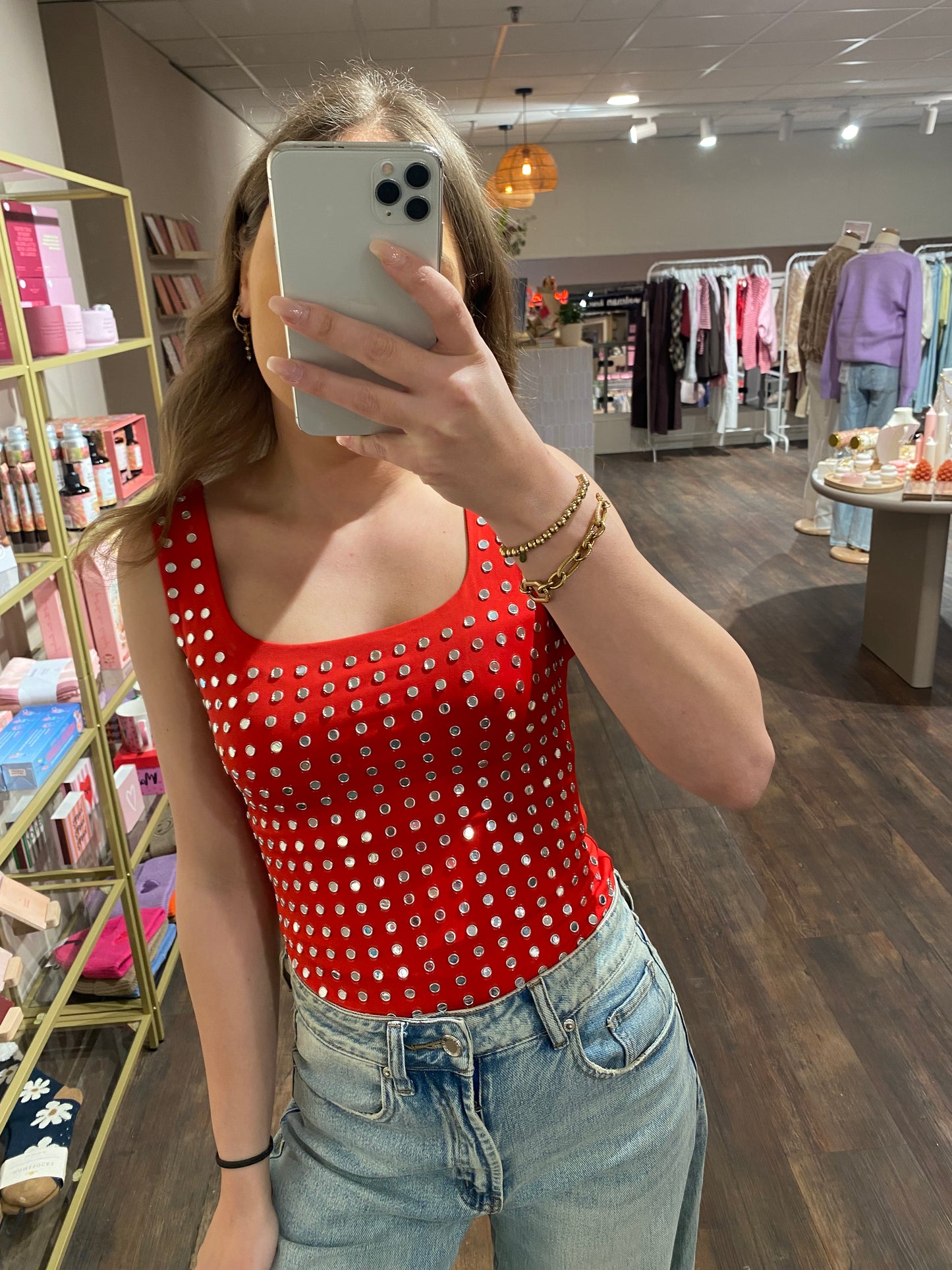 Yara - studs body rood