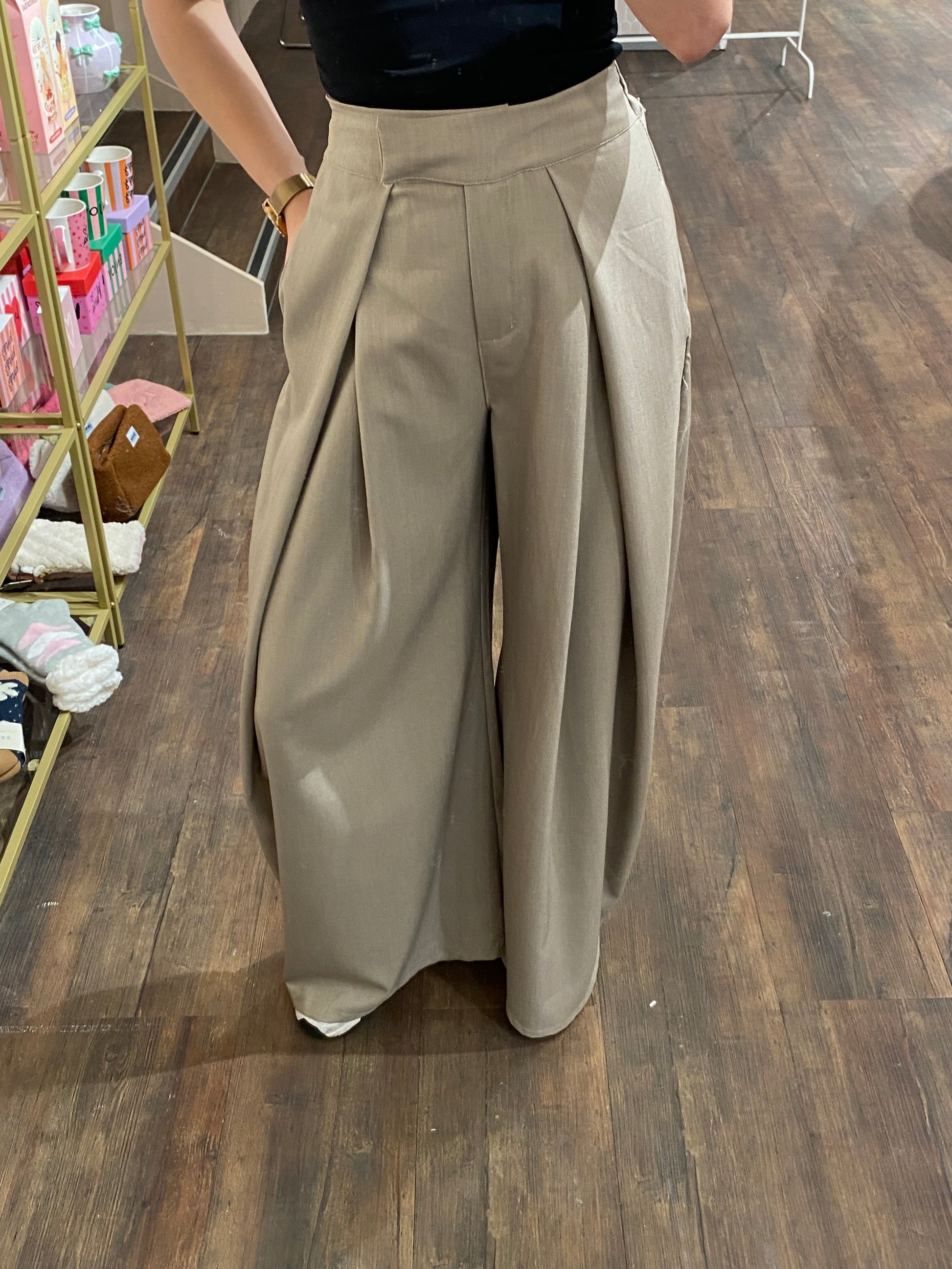 Trendy beige broek met wijde pijpen.