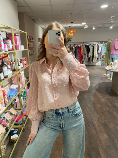 Transparante blouse met vrouwelijke uitstraling.
