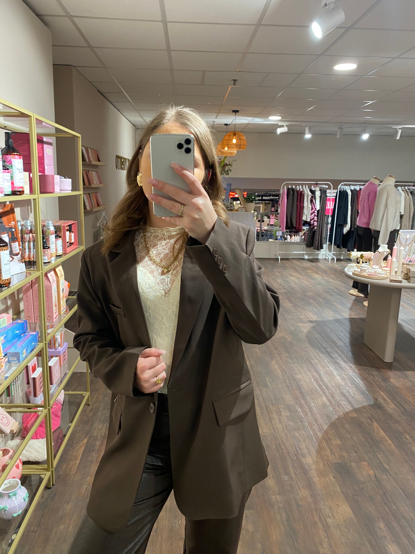 Bruine essential blazer die casual en chic te combineren is.