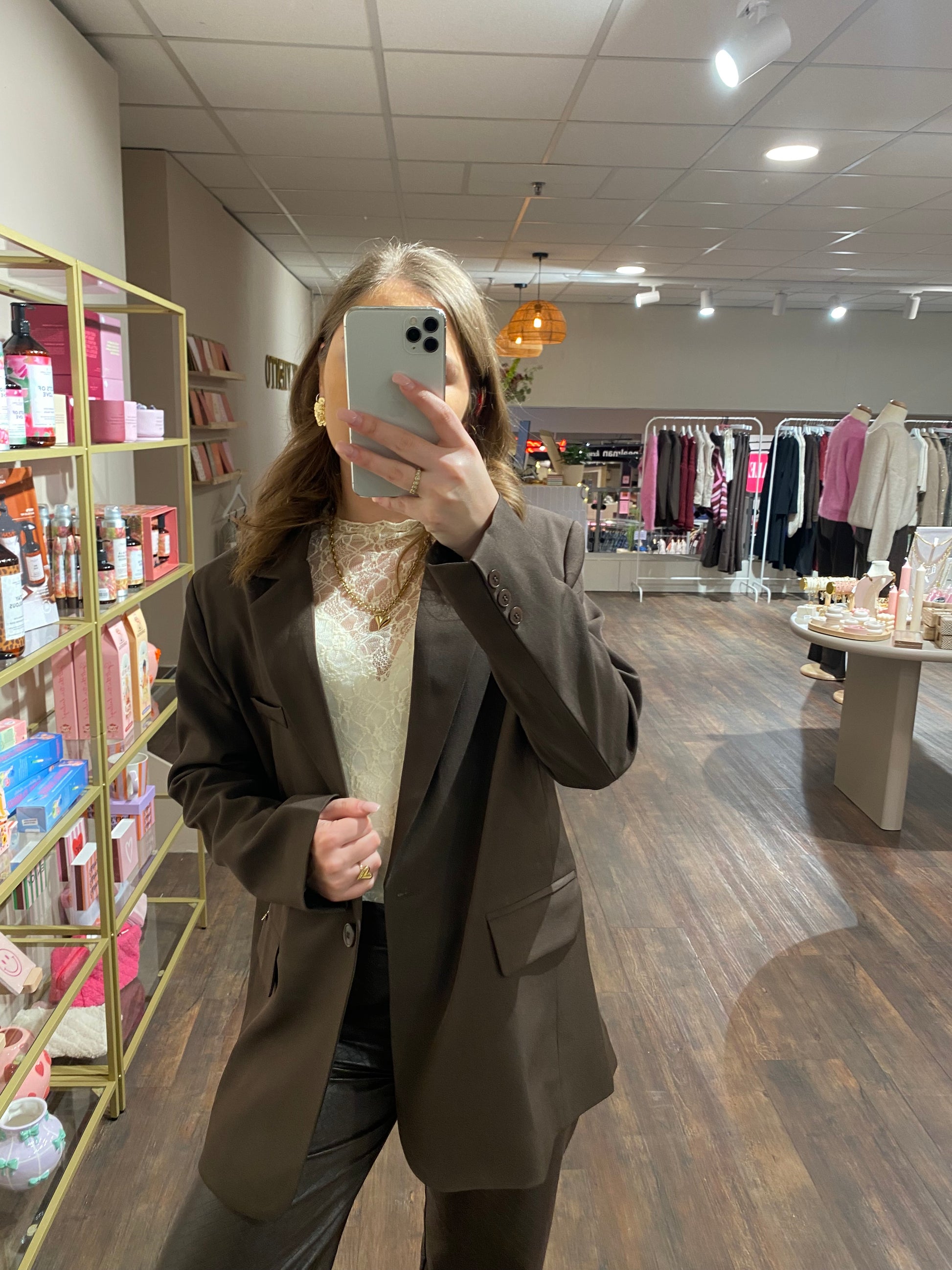 Bruine essential blazer die casual en chic te combineren is.