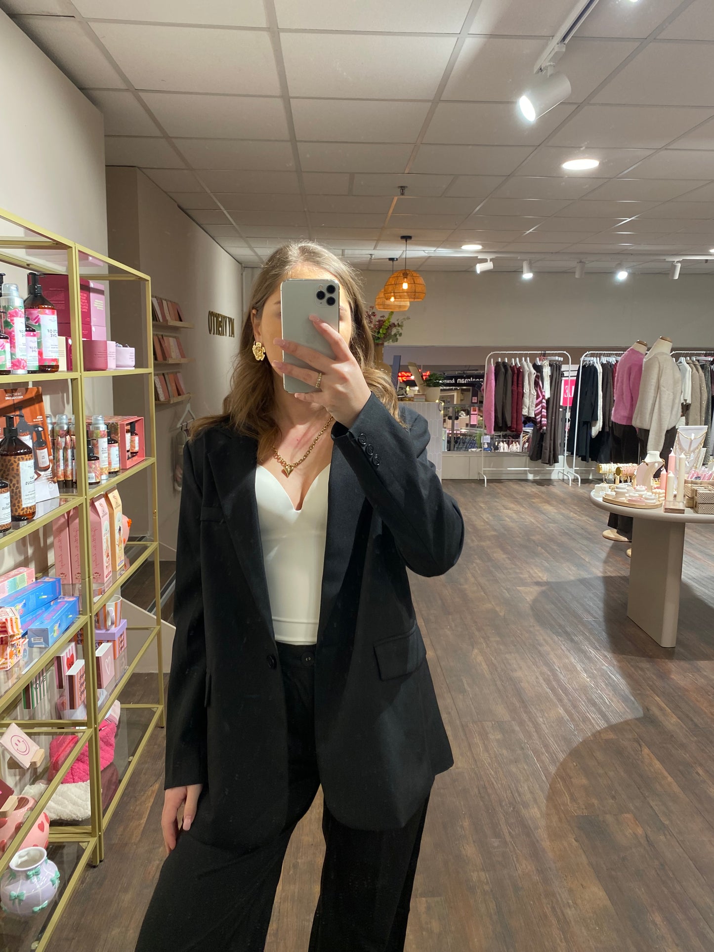 Zwarte essential blazer die casual en chic te combineren is.