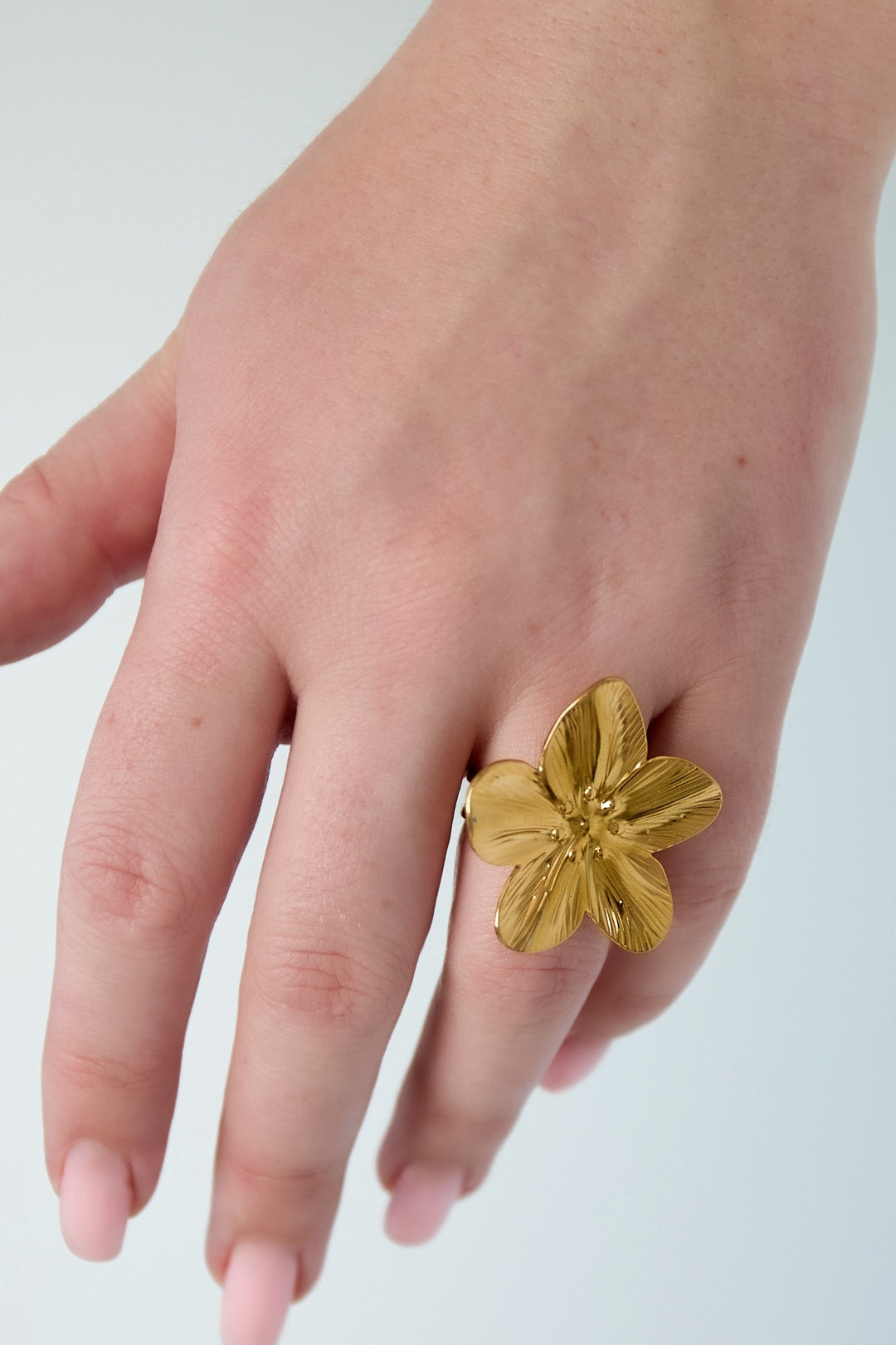 Flower petal ring goud