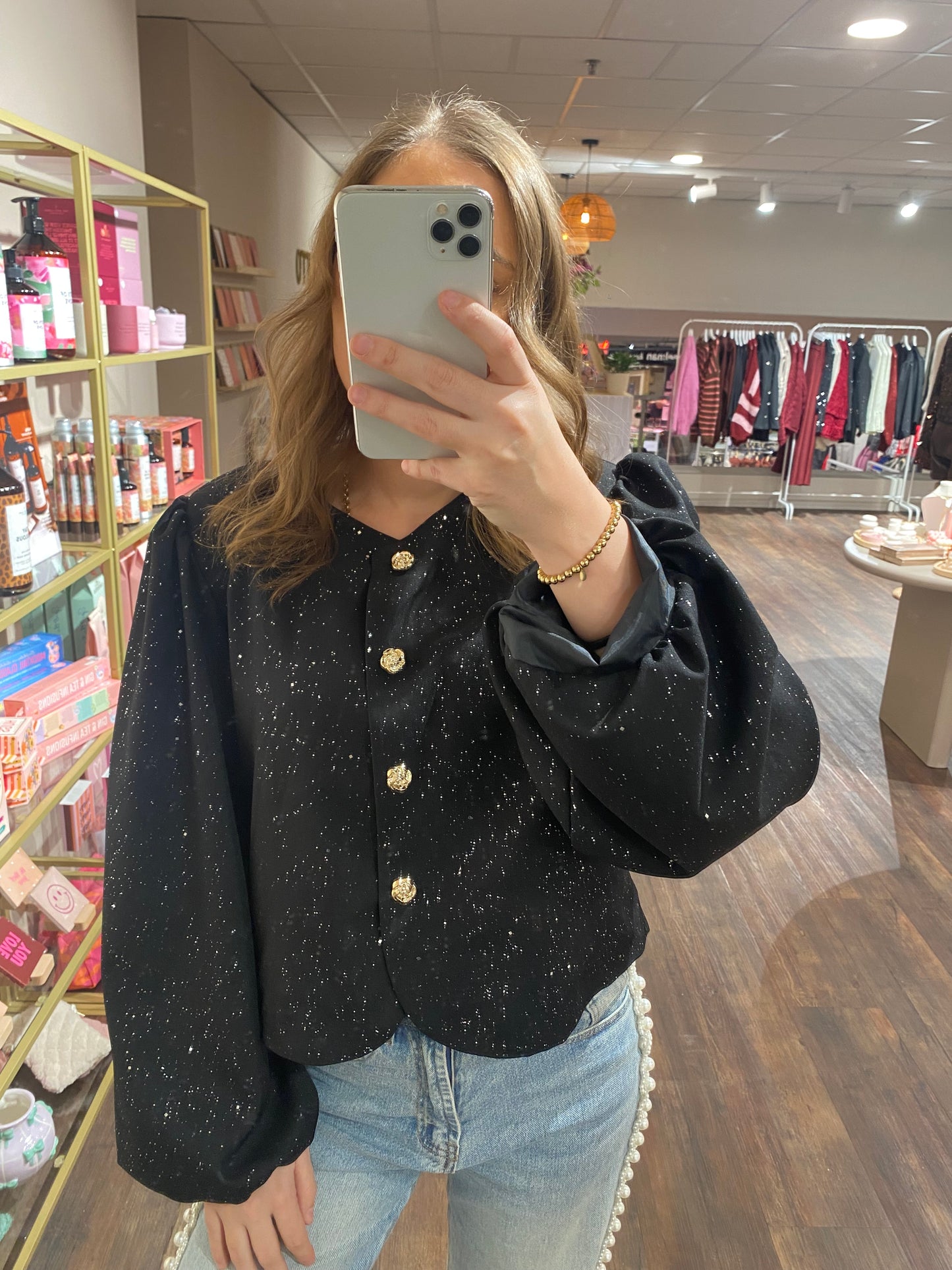 Dames top met glitter, pofmouw en chique gouden roos knopen, feestelijk.