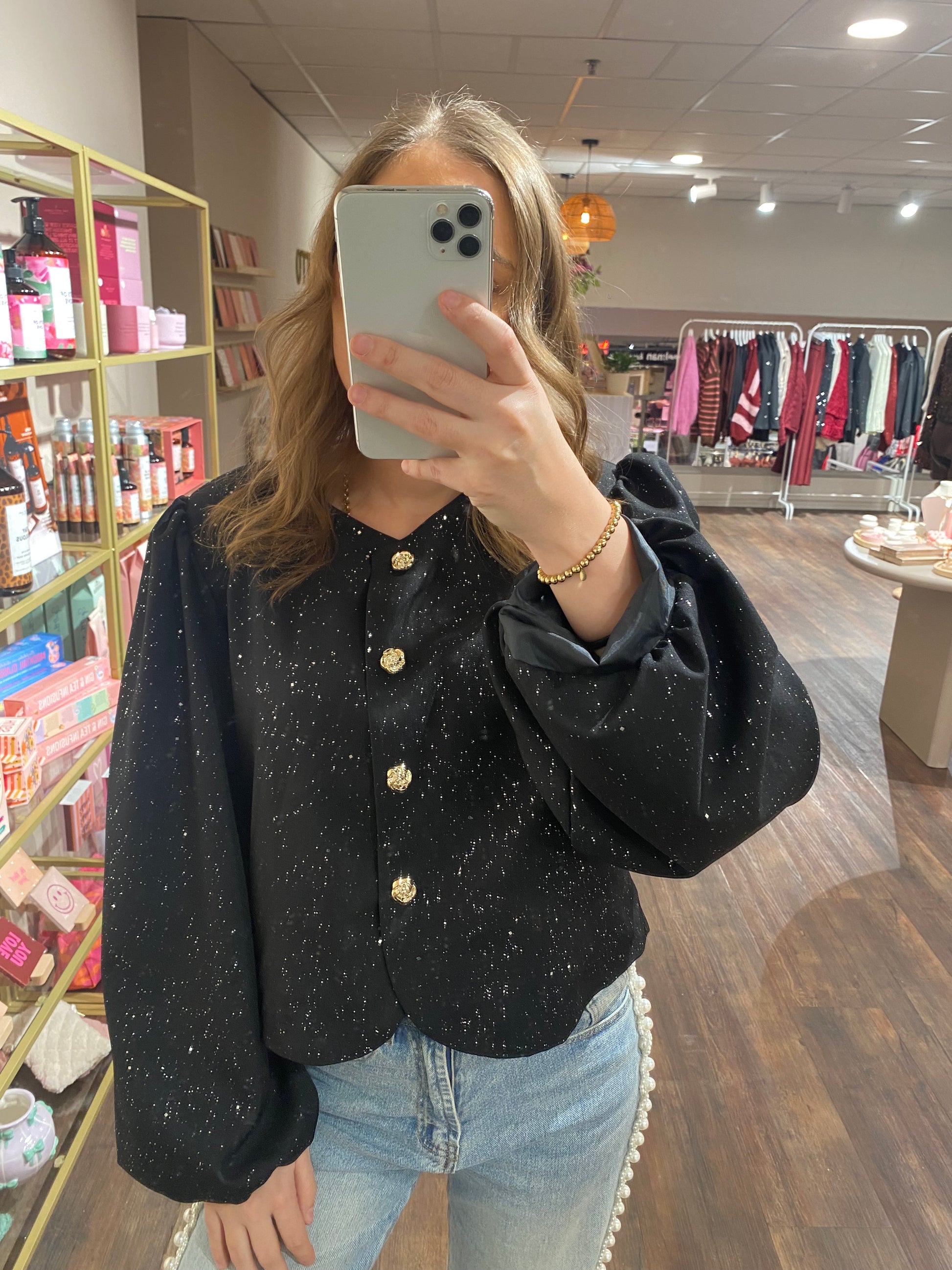 Dames top met glitter, pofmouw en chique gouden roos knopen, feestelijk.