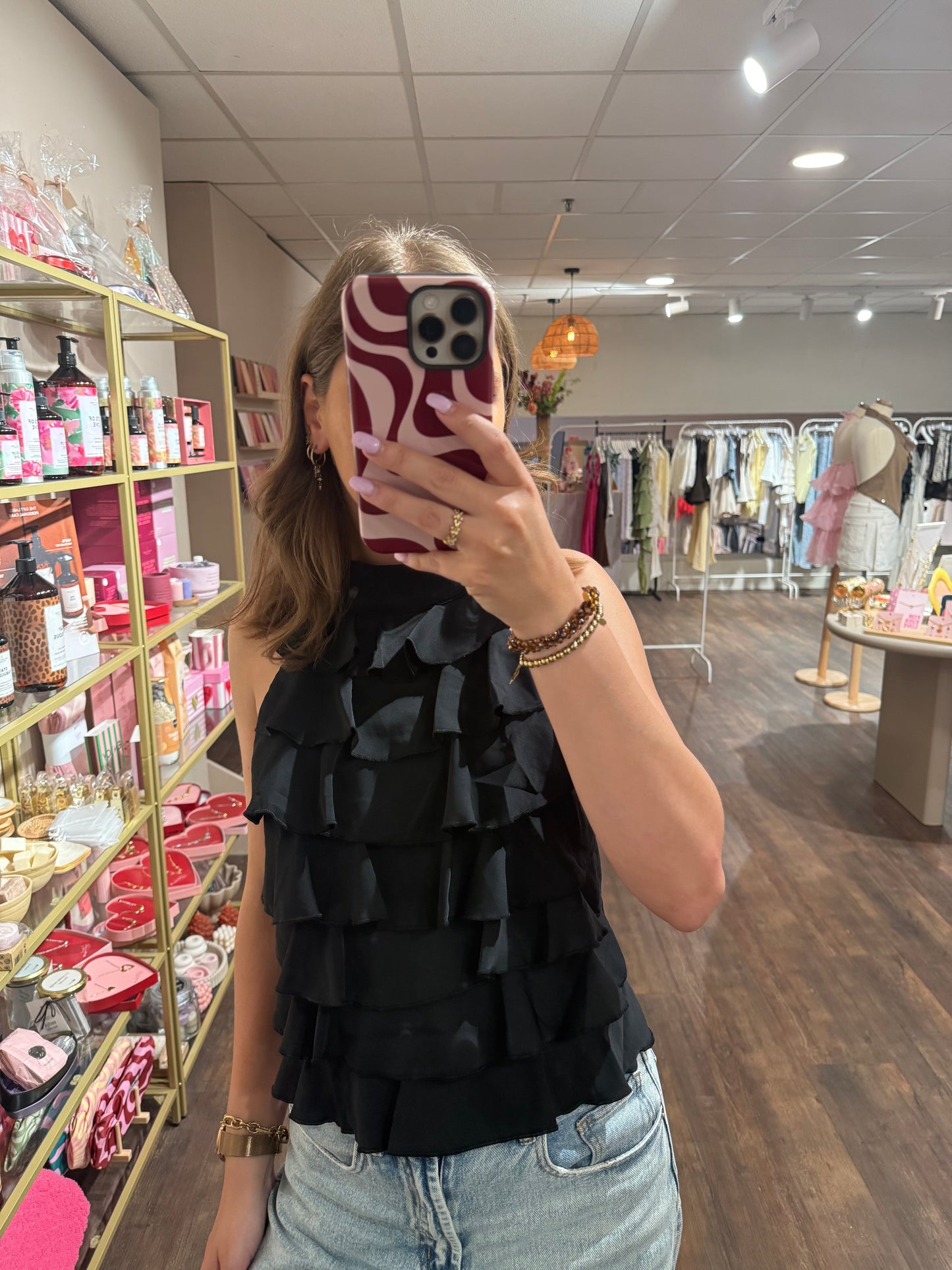 Zwarte top met vrouwelijke details 