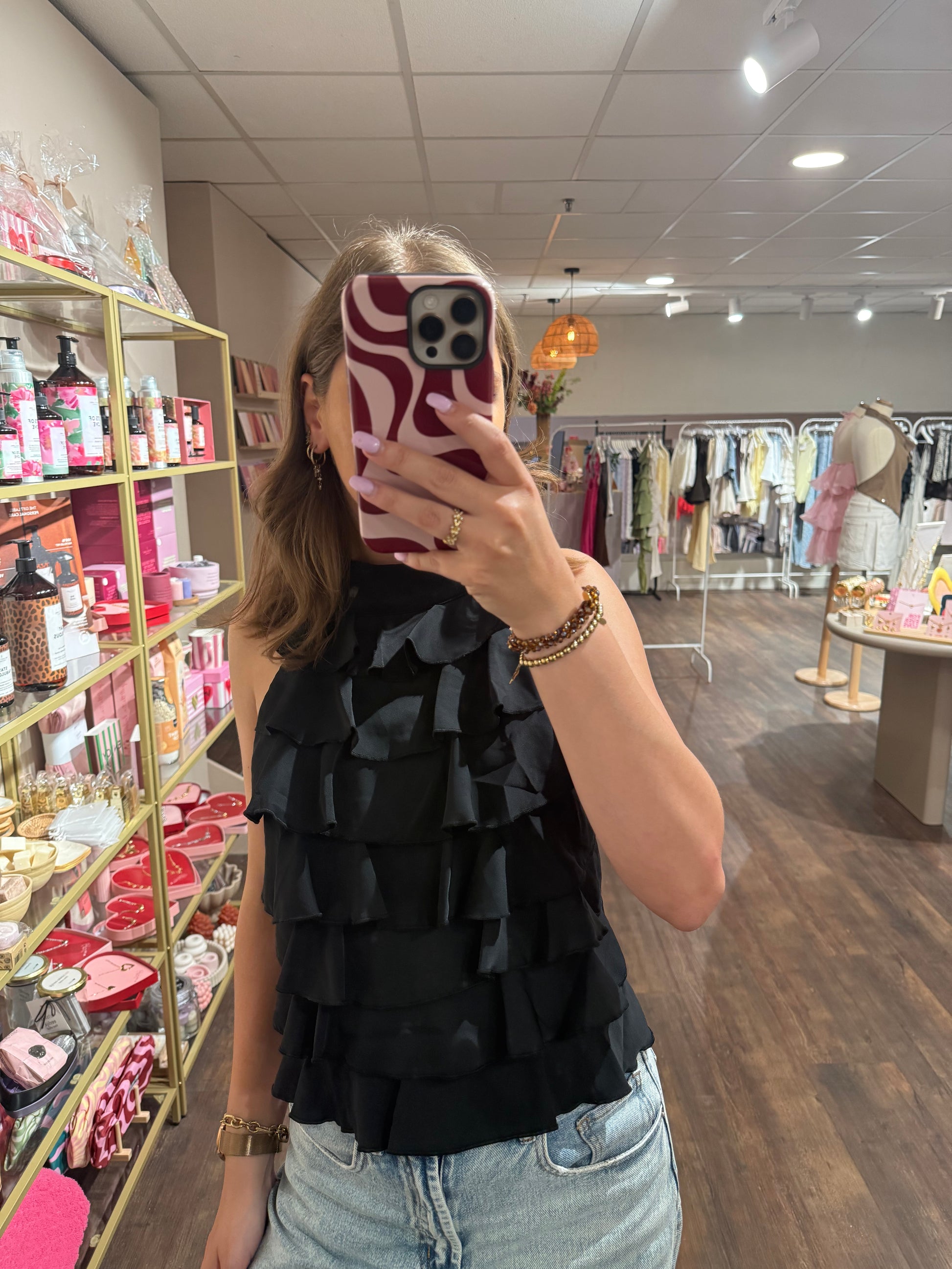 Zwarte top met vrouwelijke details 
