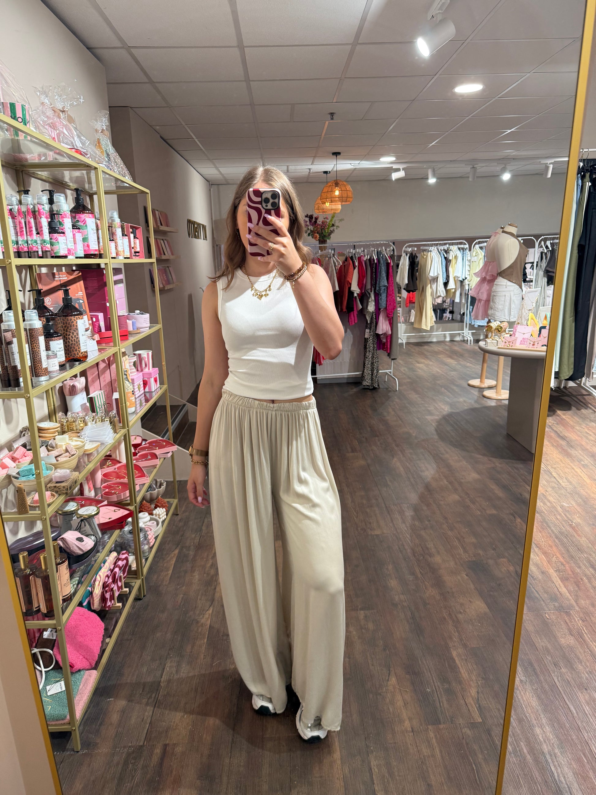 Beige broek met elegante en luchtige pasvorm 