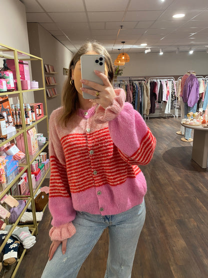 Cardigan met knopen en strepen.