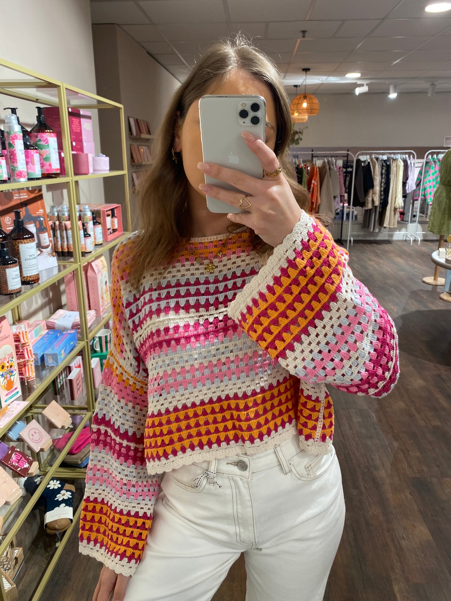 Kleurrijke crochet top met zomerse uitstraling.