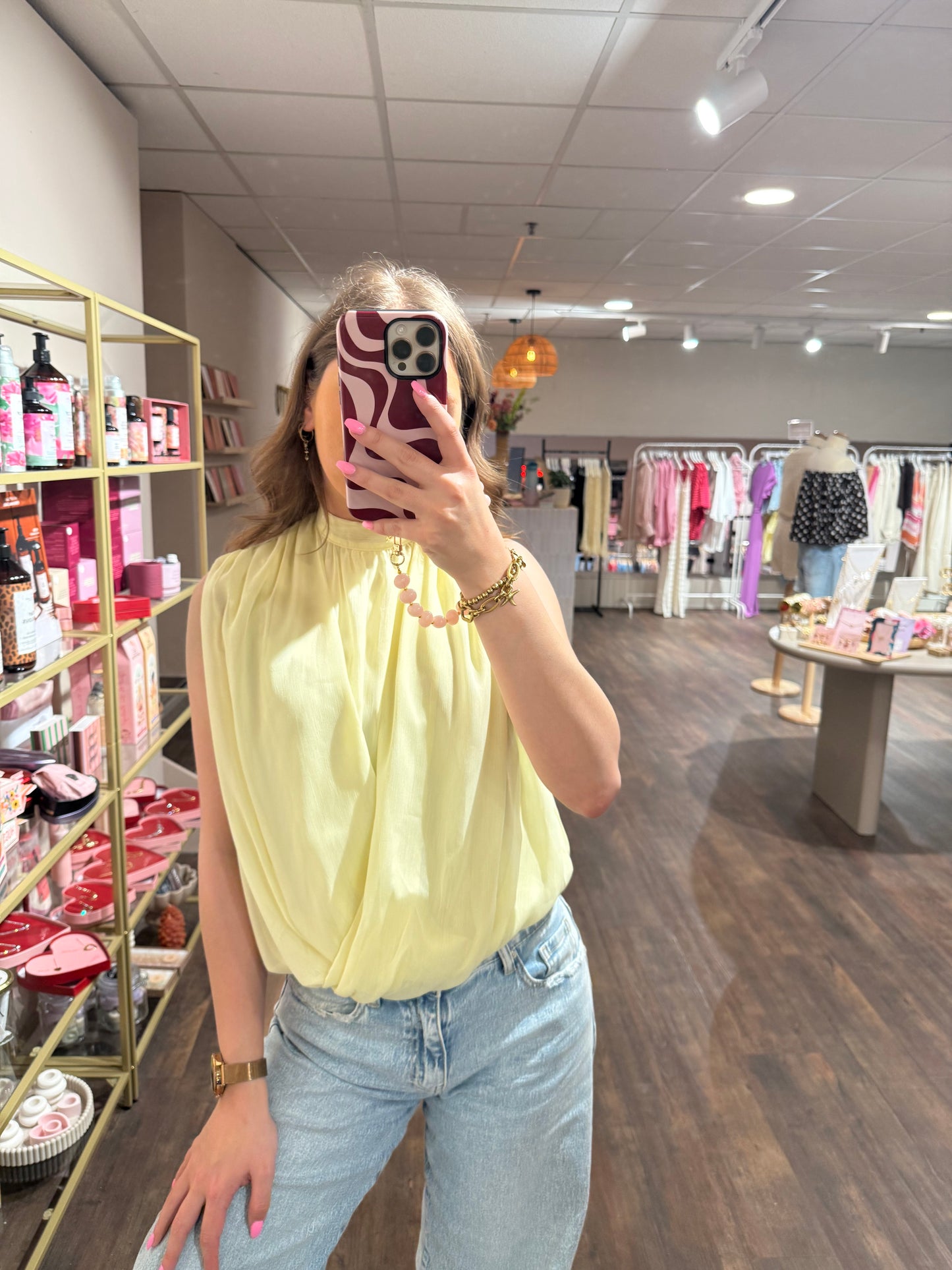 Gele gedrapeerde top in buttery yellow kleur.