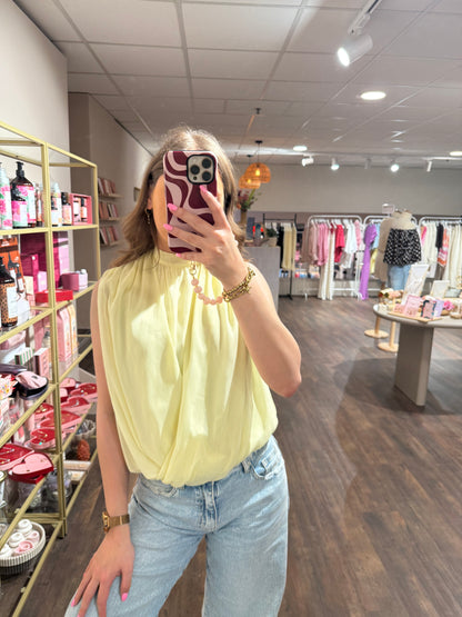 Gele gedrapeerde top in buttery yellow kleur.