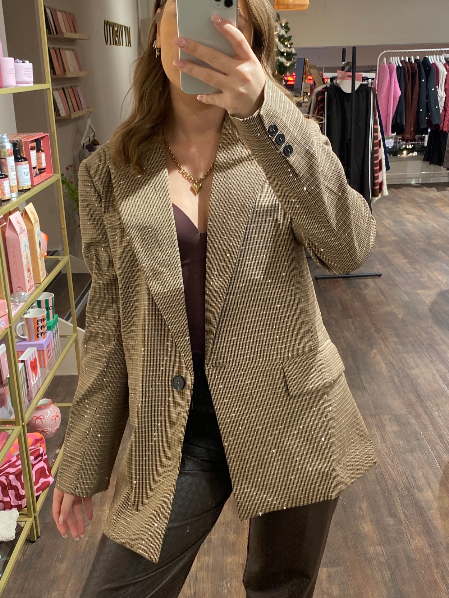 Dames blazer in bruin ruitpatroon met subtiele glitterdraad.