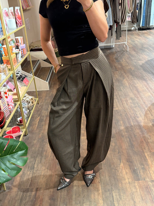 Geruite wide leg pantalon met plooien voor dames. 