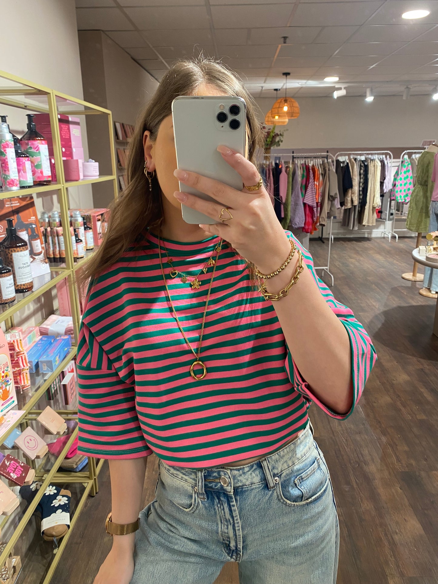 Dames T-shirt met frisse roze en groene kleurencombinatie.