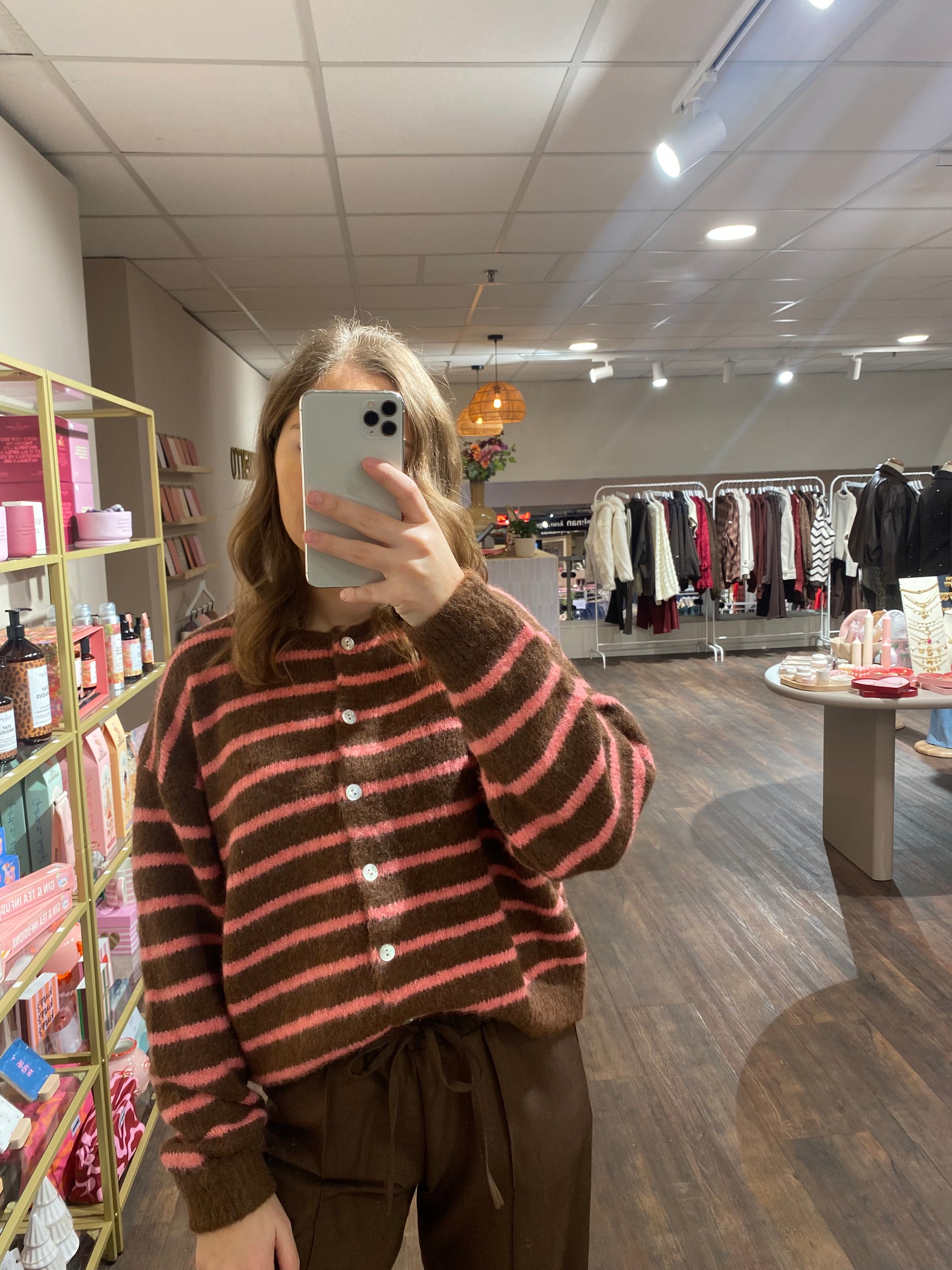 Bruin met roze gestreept damesvest, zachte knit, trendy voor het najaar.