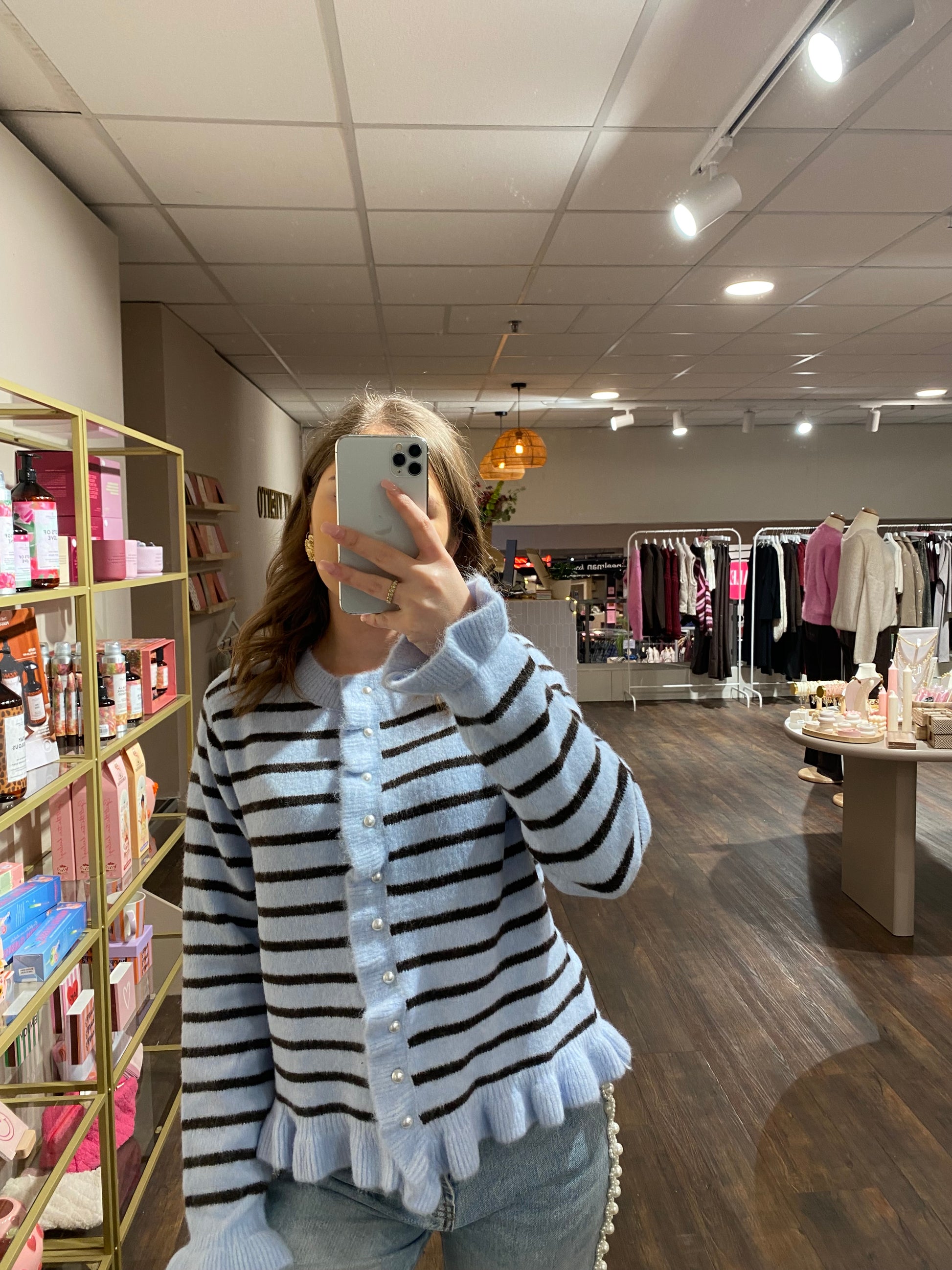 Zacht gestreept vestje in bruin en blauw met vrouwelijke details.