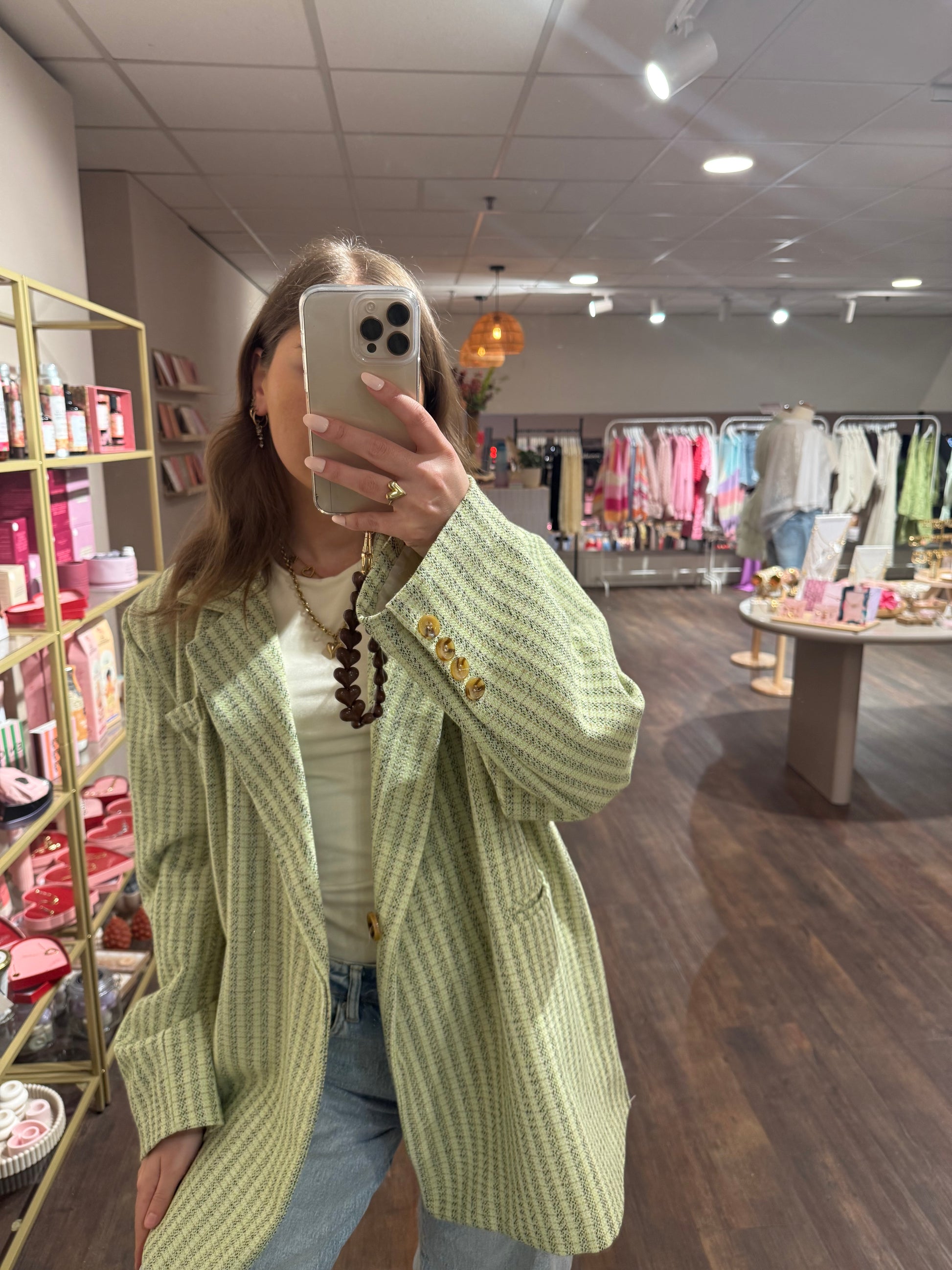 Trendy blazer met subtiel glittertje en steekzakken.