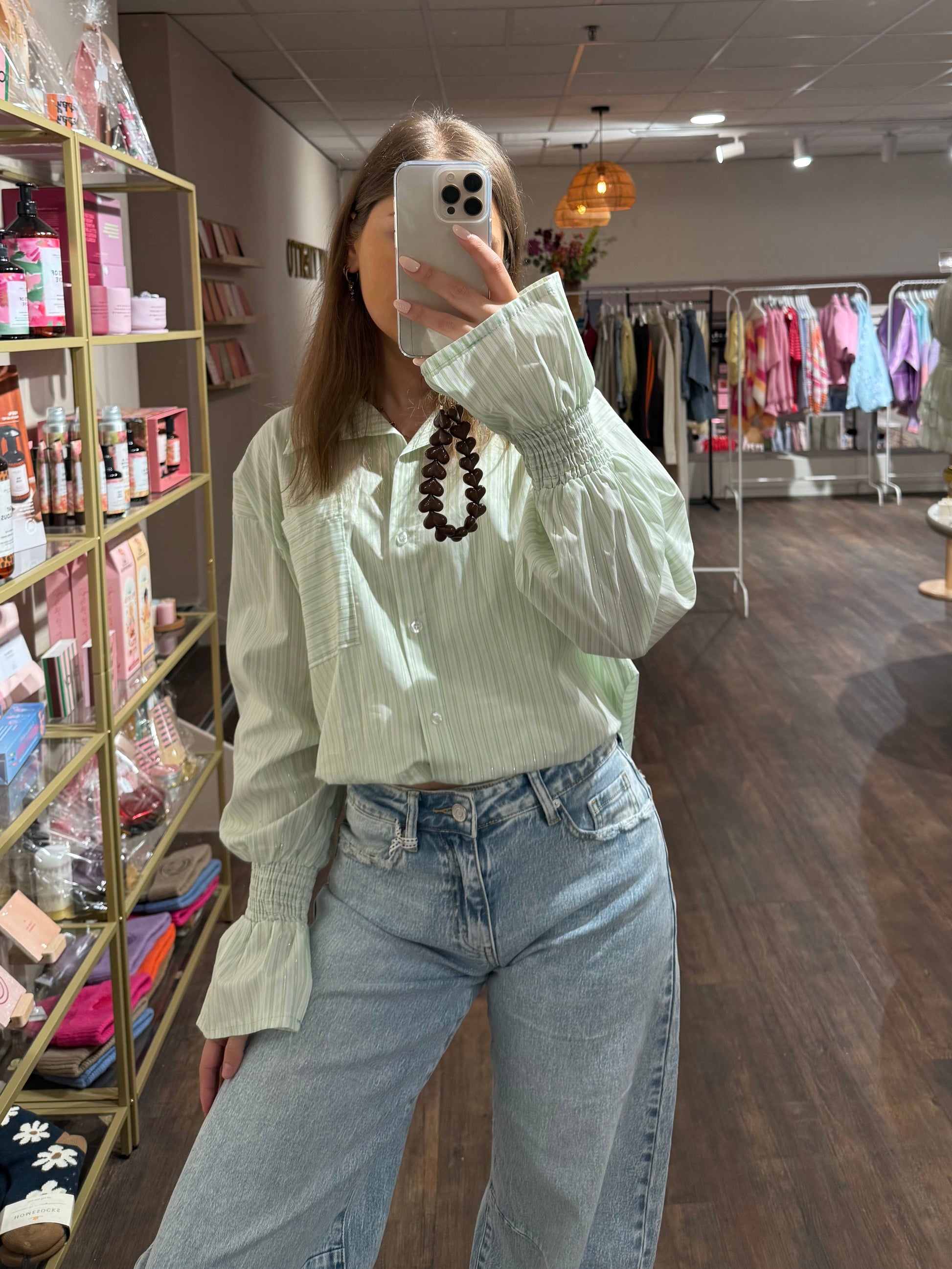 Mintgroen wit gestreepte blouse met pofmouwen.