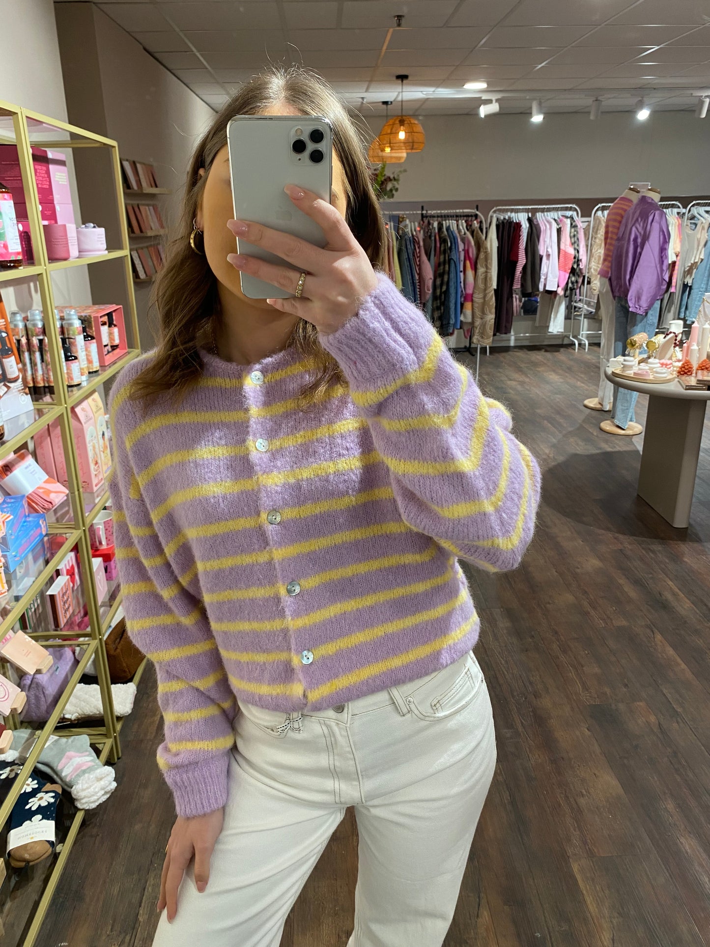 Paars en lichtgeel gestreepte cardigan met knopen.