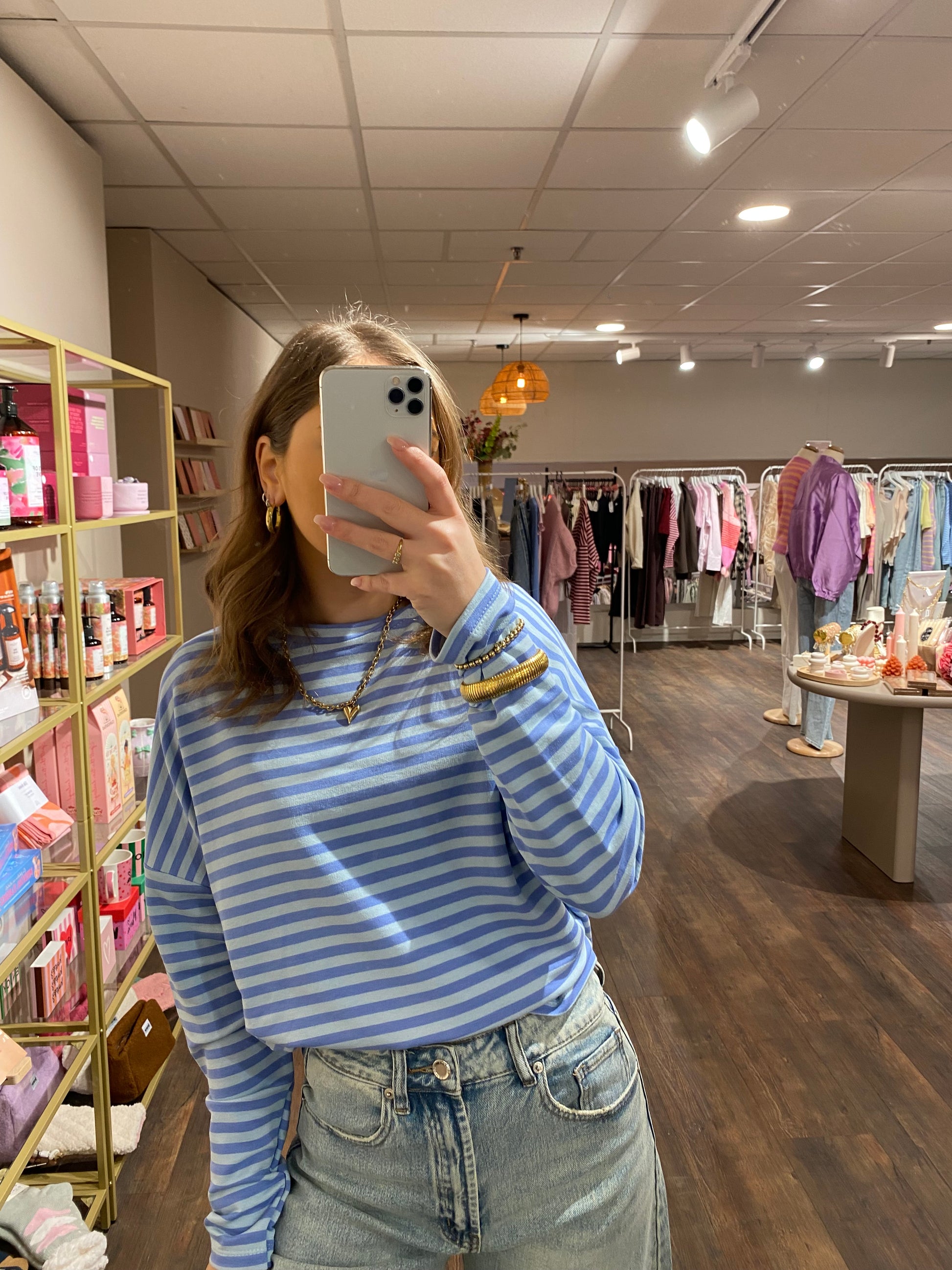 Blauwe longsleeve met donkerblauwe strepen.