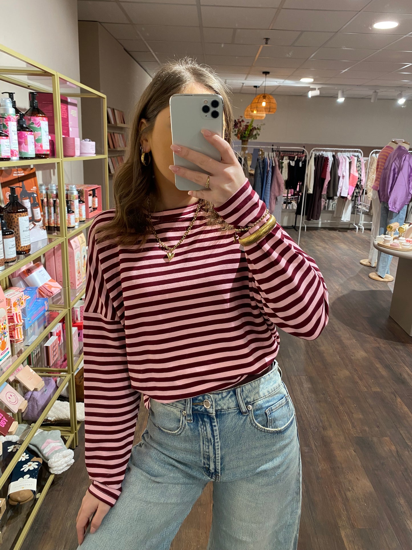 Bordeaux longsleeve met lichtroze strepen.