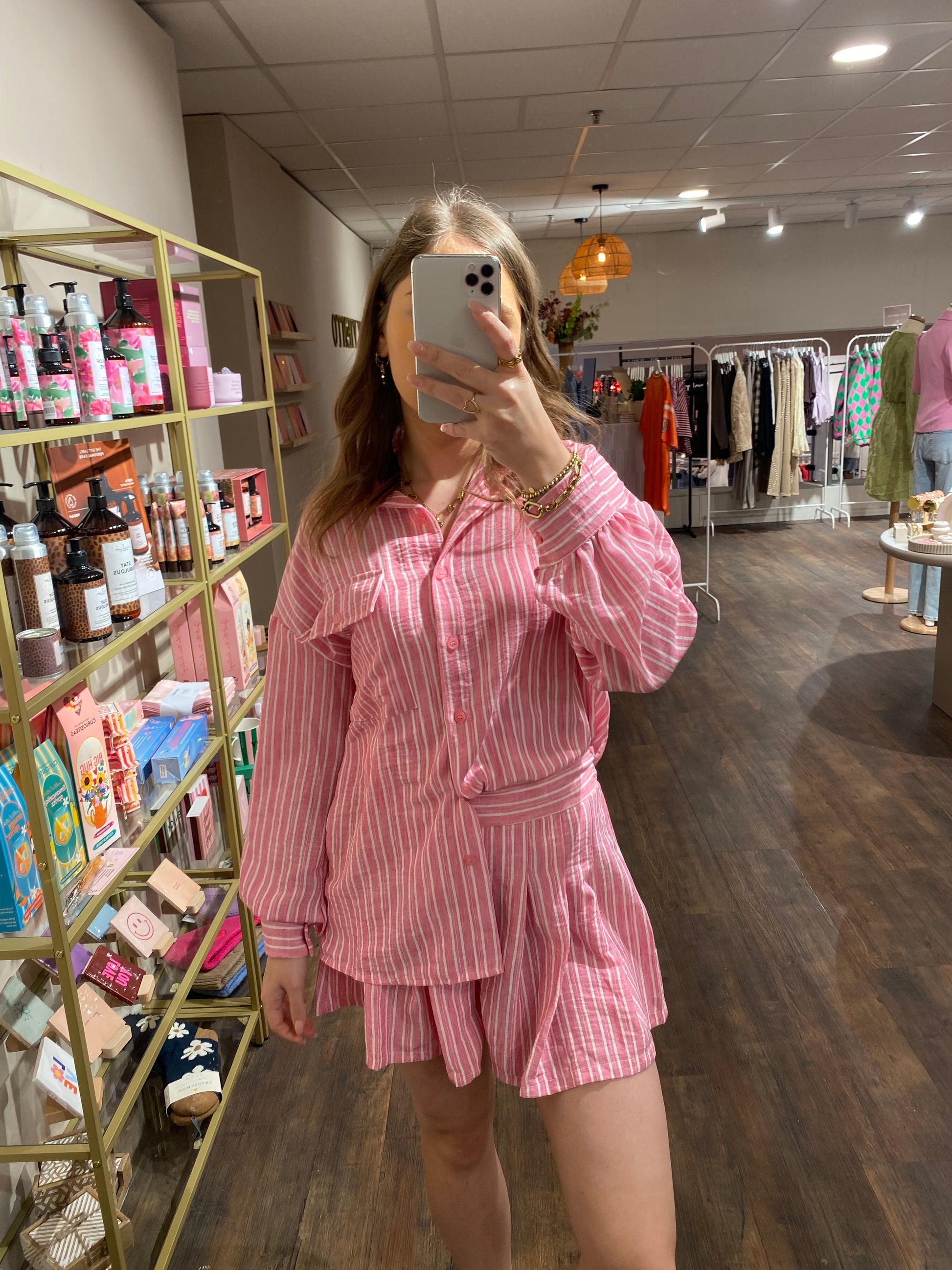 Blouse met knoopjes en lange mouwen.