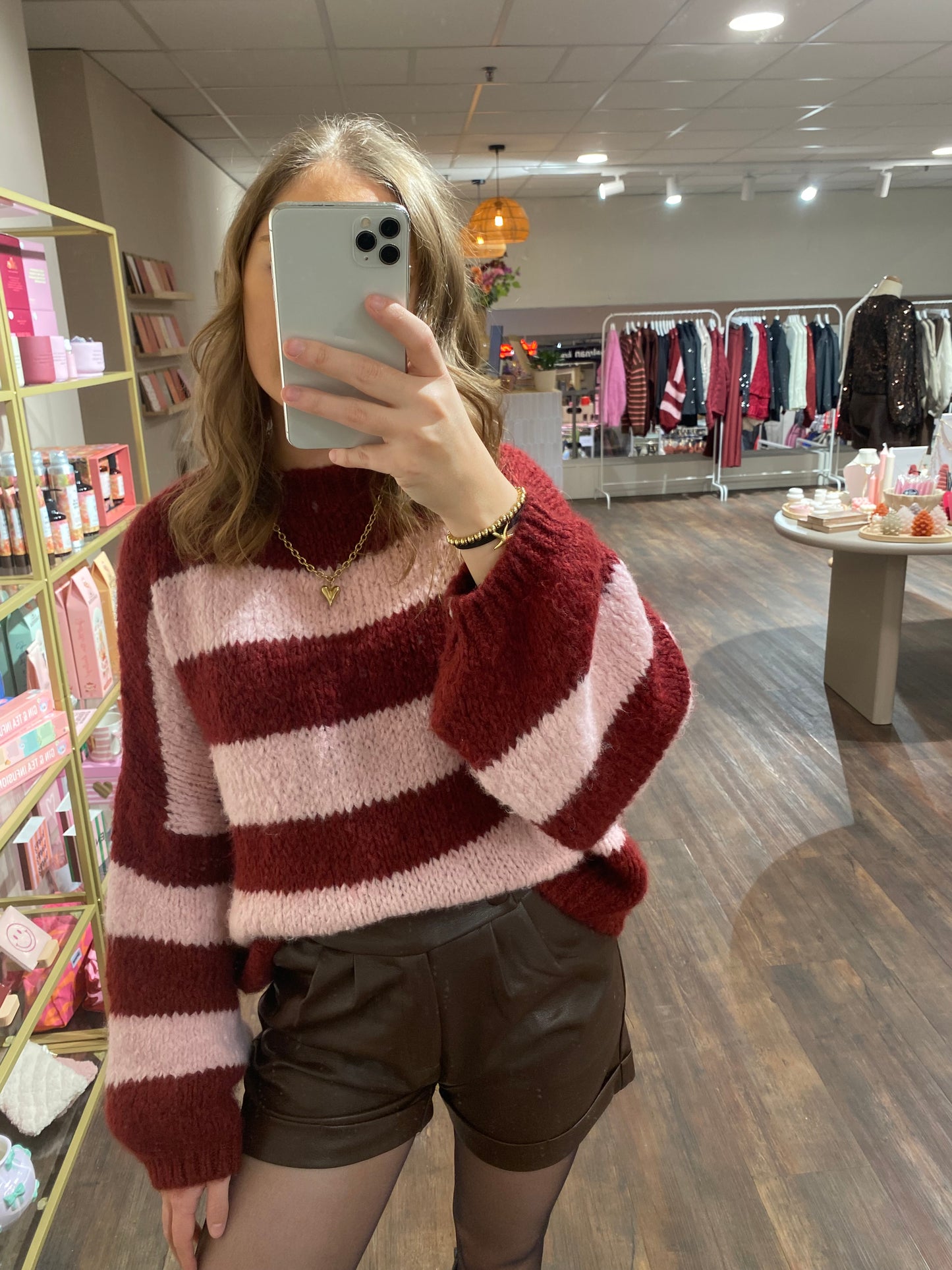 Dames trui met bordeaux en roze strepen, zacht en niet kriebelend.